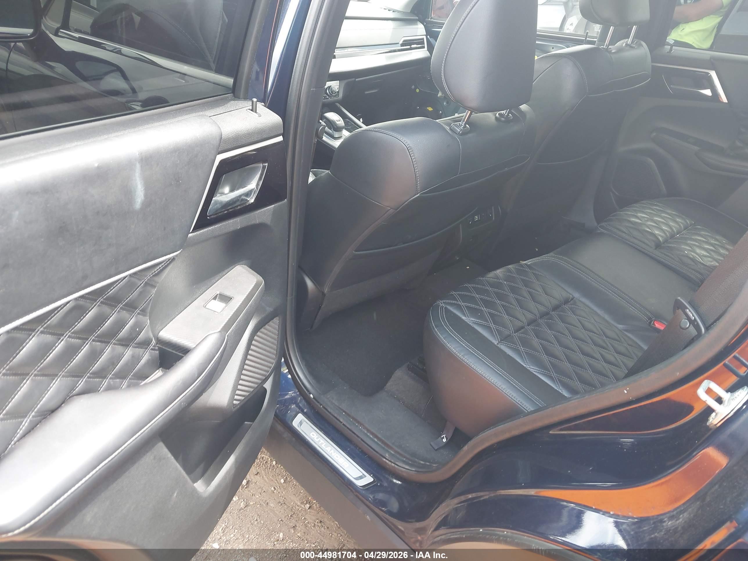 MITSUBISHI OUTLANDER image 8