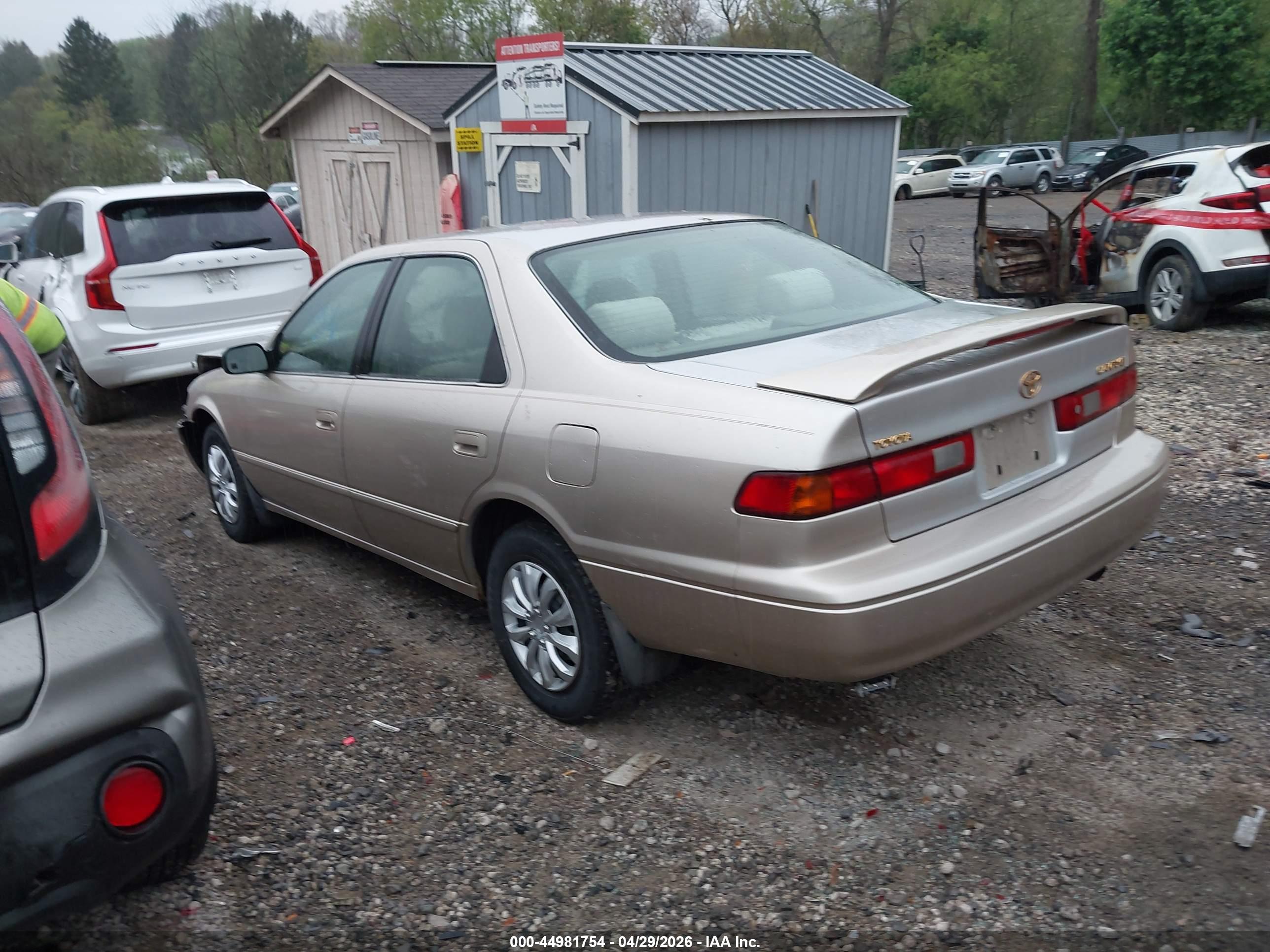 TOYOTA CAMRY image 3
