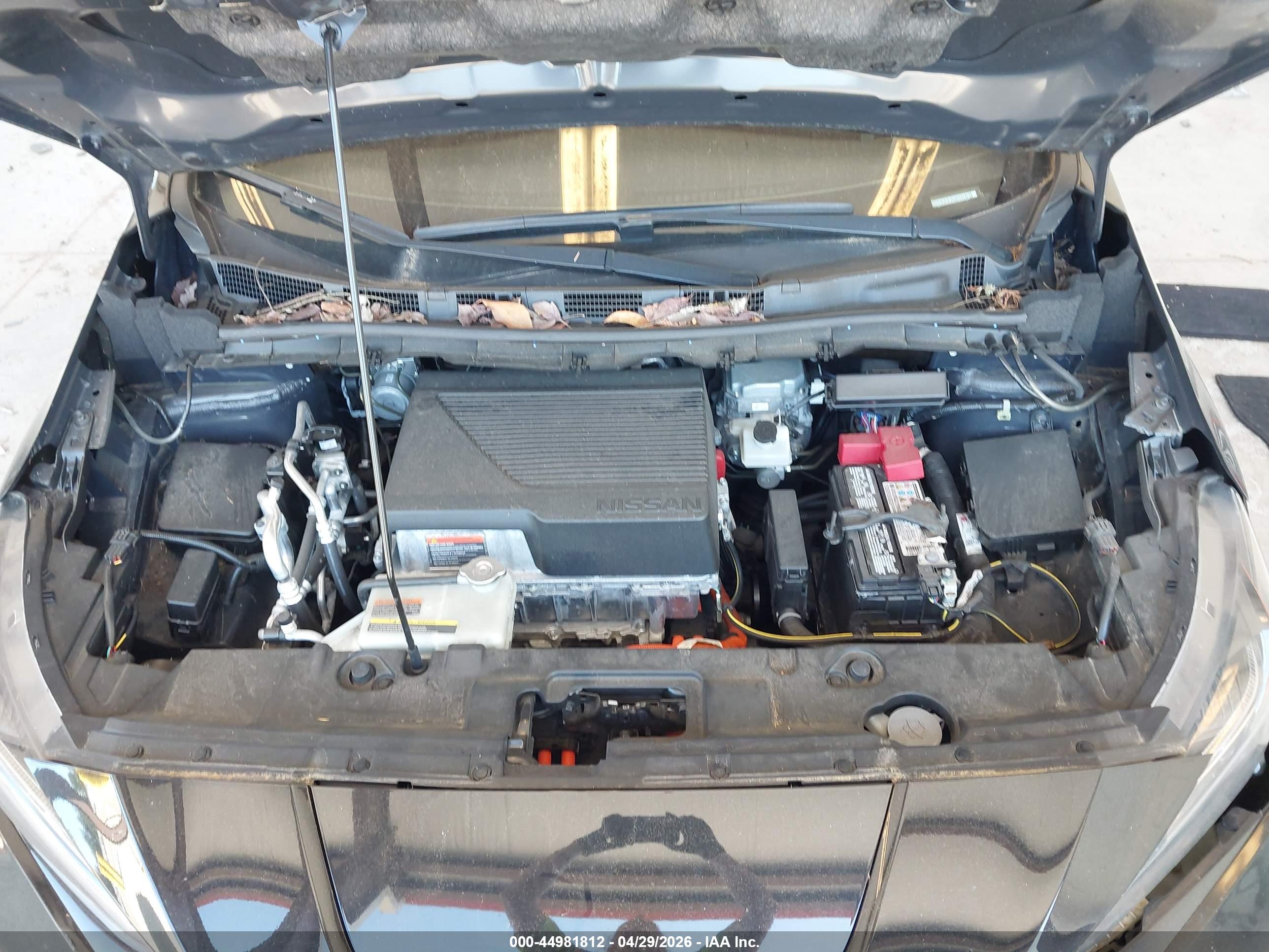 NISSAN LEAF image 10
