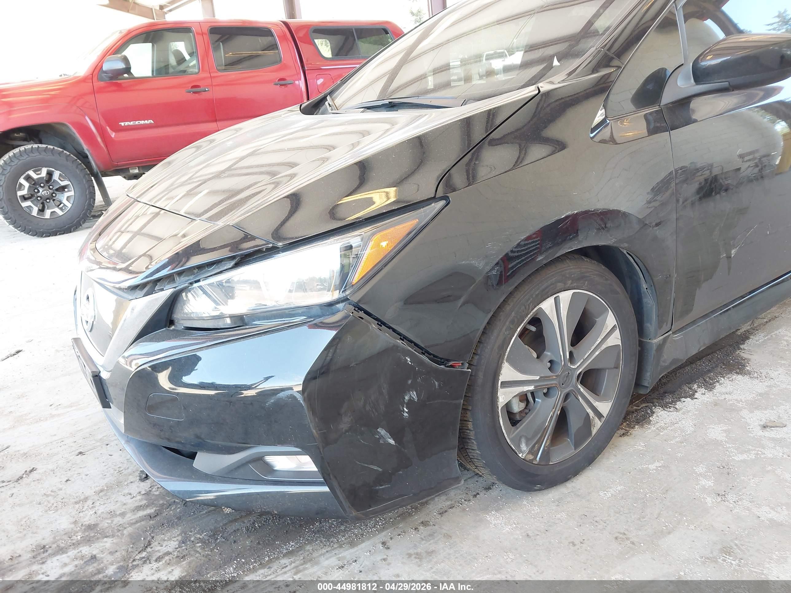 NISSAN LEAF image 6