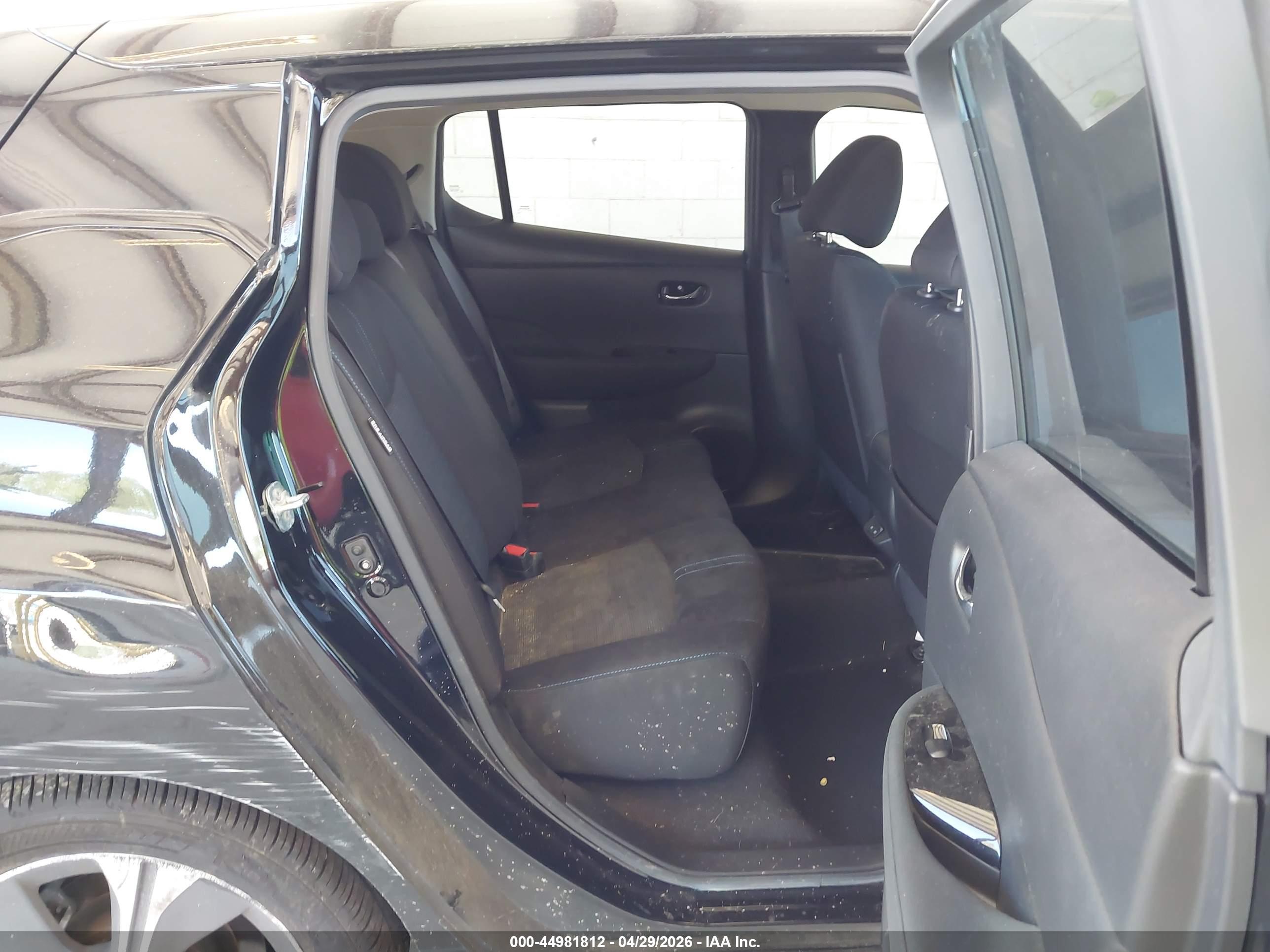 NISSAN LEAF image 8