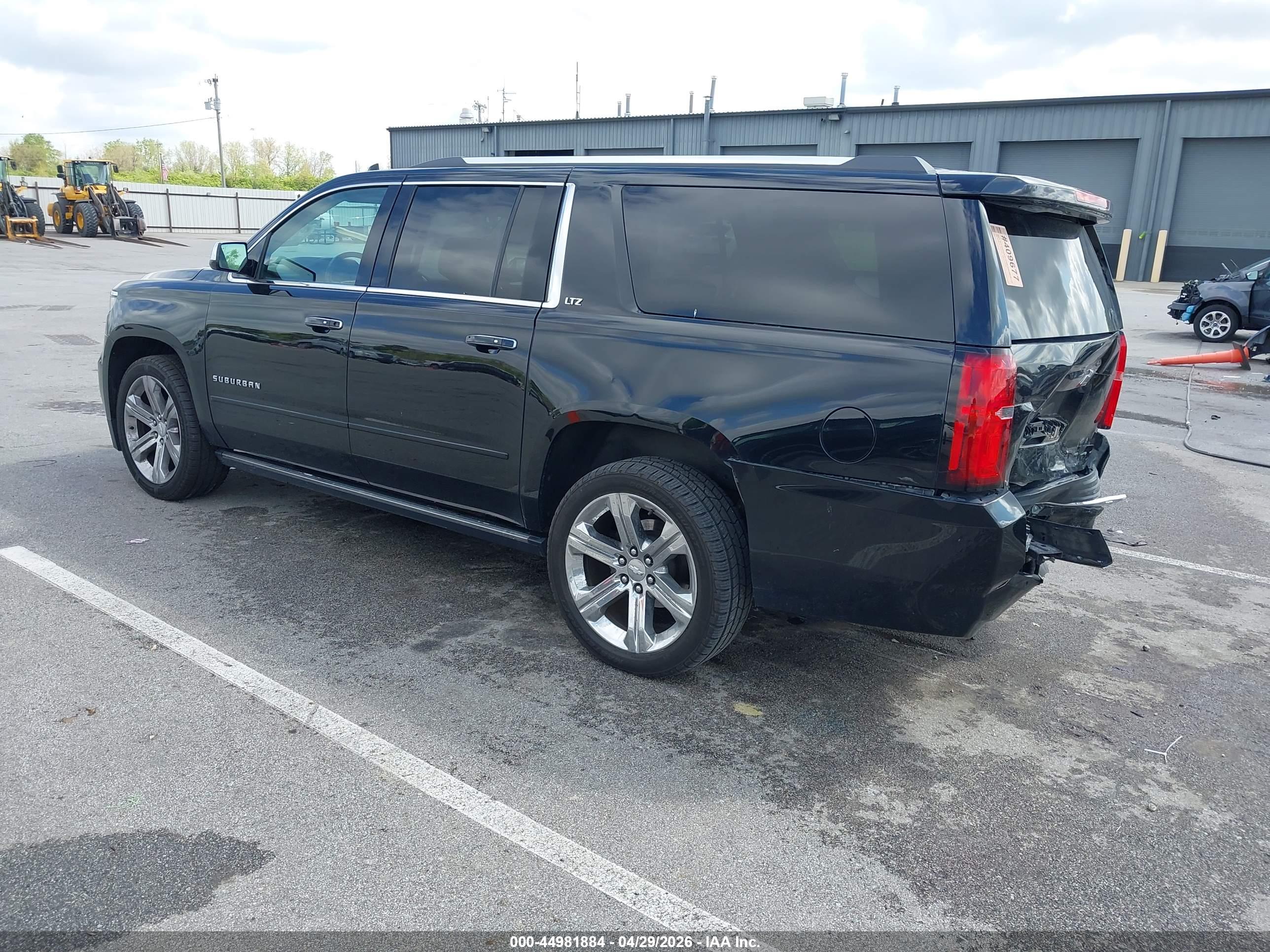 CHEVROLET SUBURBAN image 3