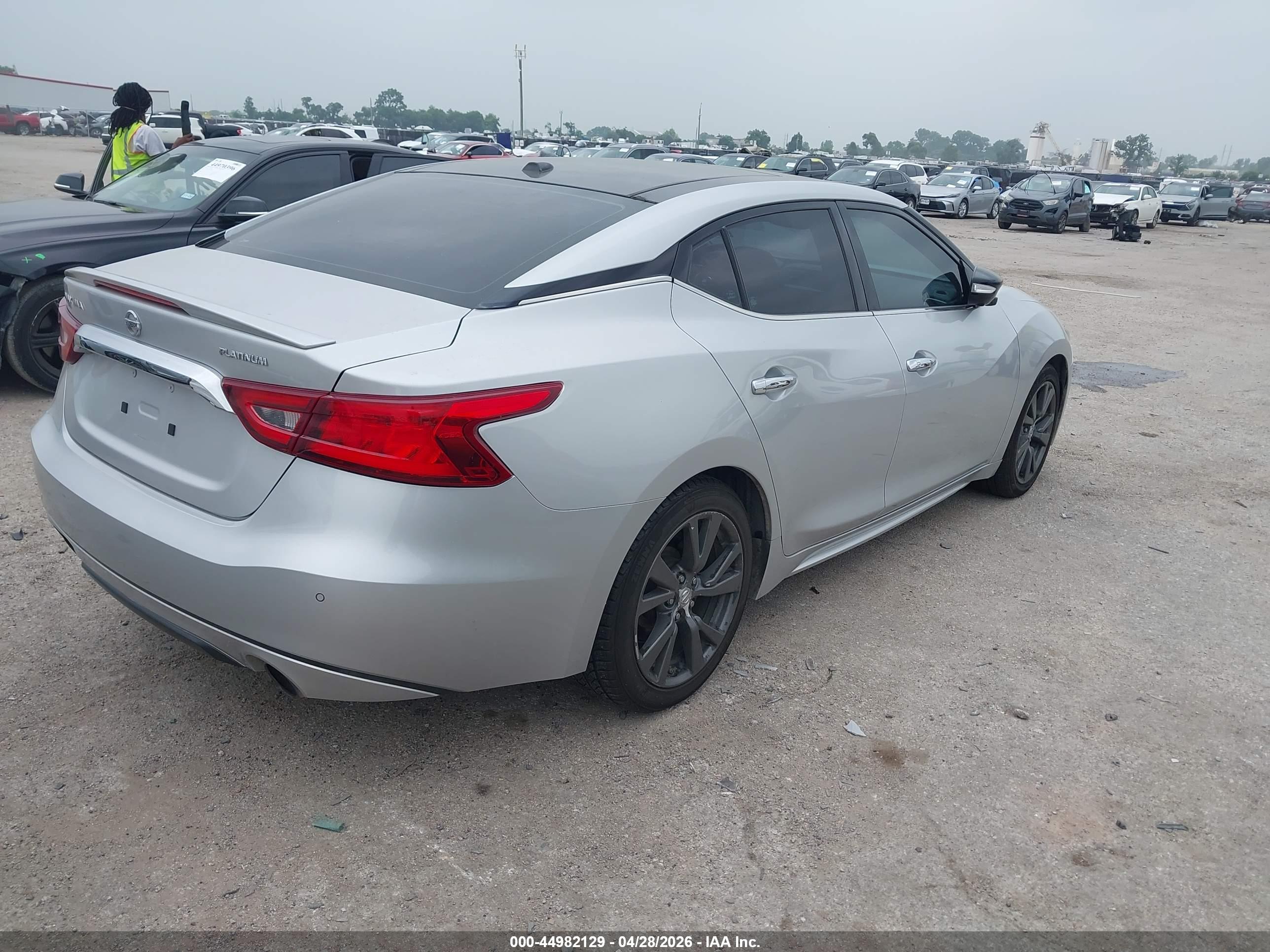 NISSAN MAXIMA image 4