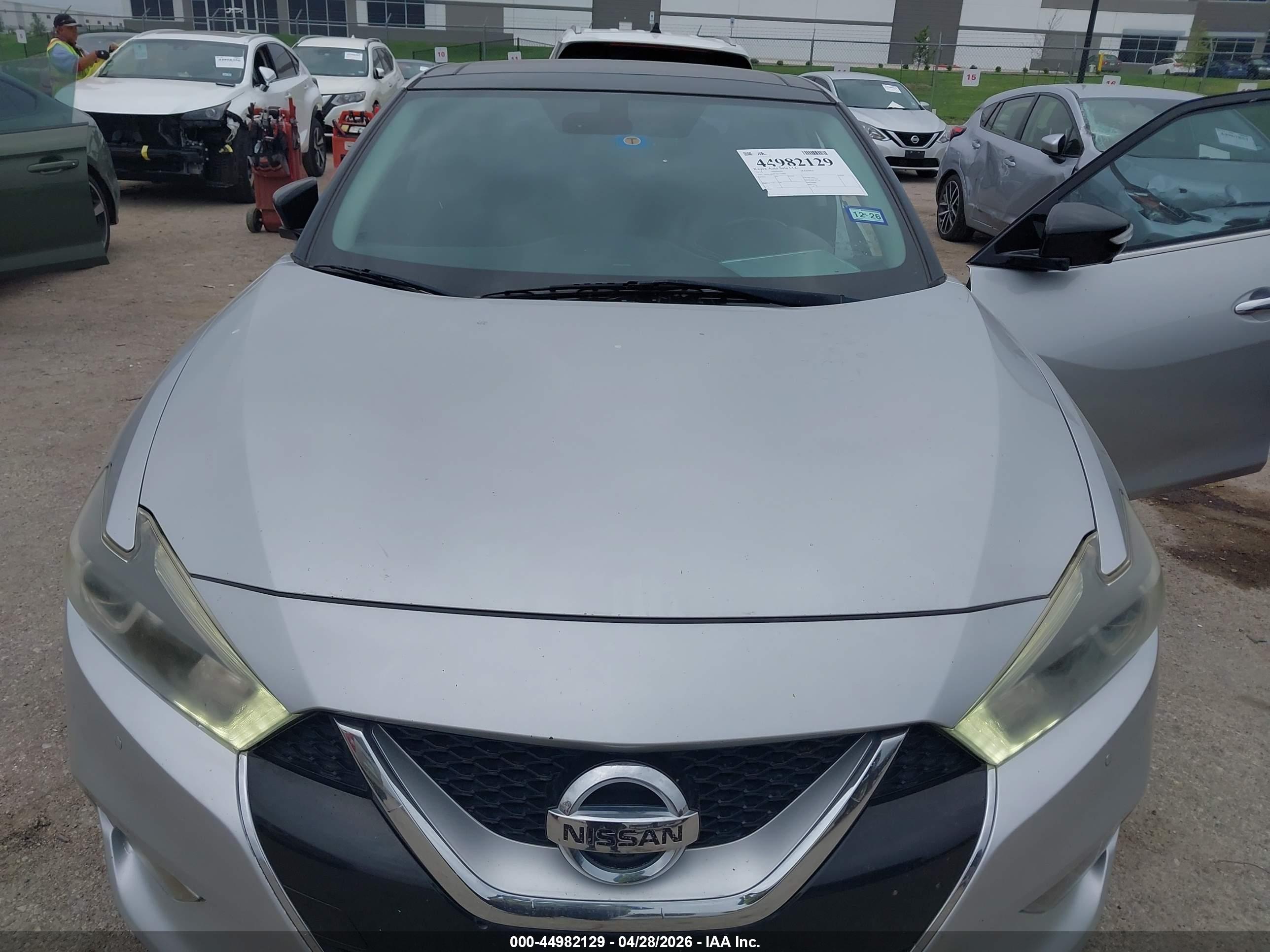NISSAN MAXIMA image 6
