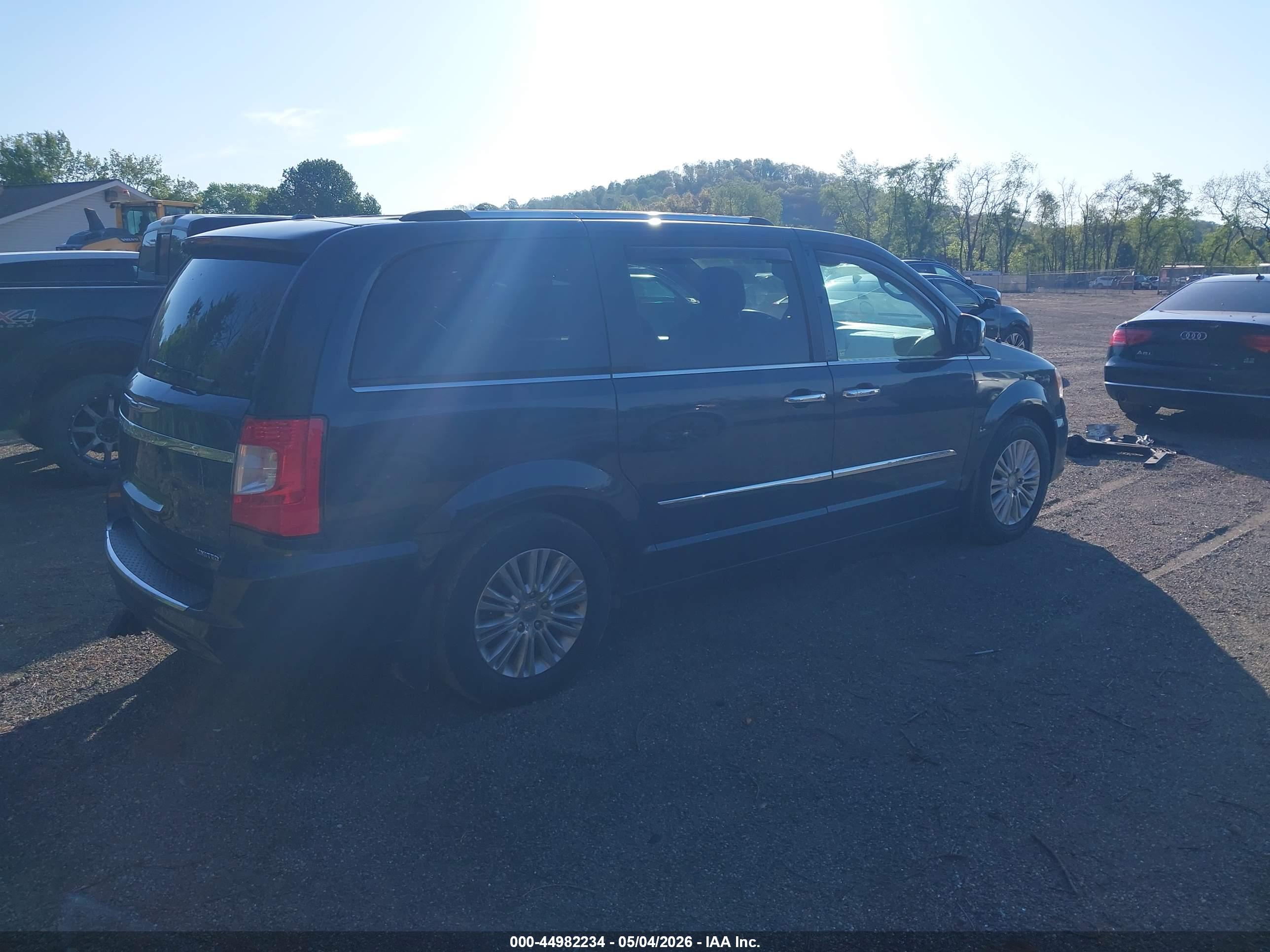 CHRYSLER TOWN image 4