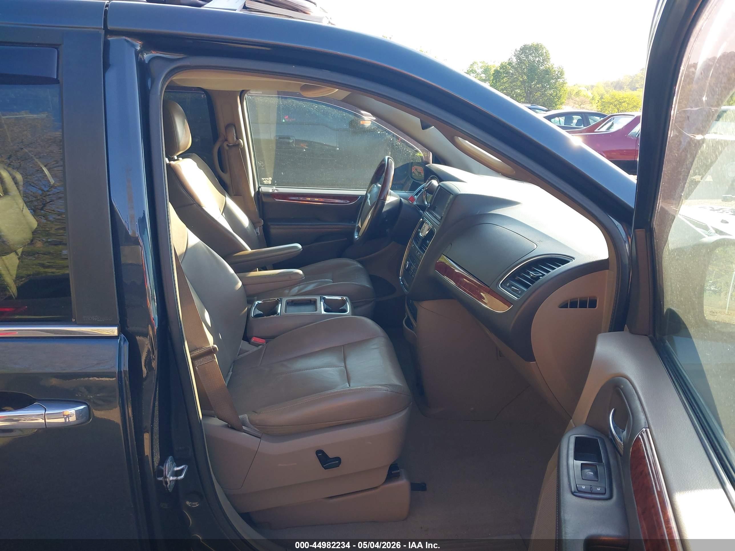 CHRYSLER TOWN image 5