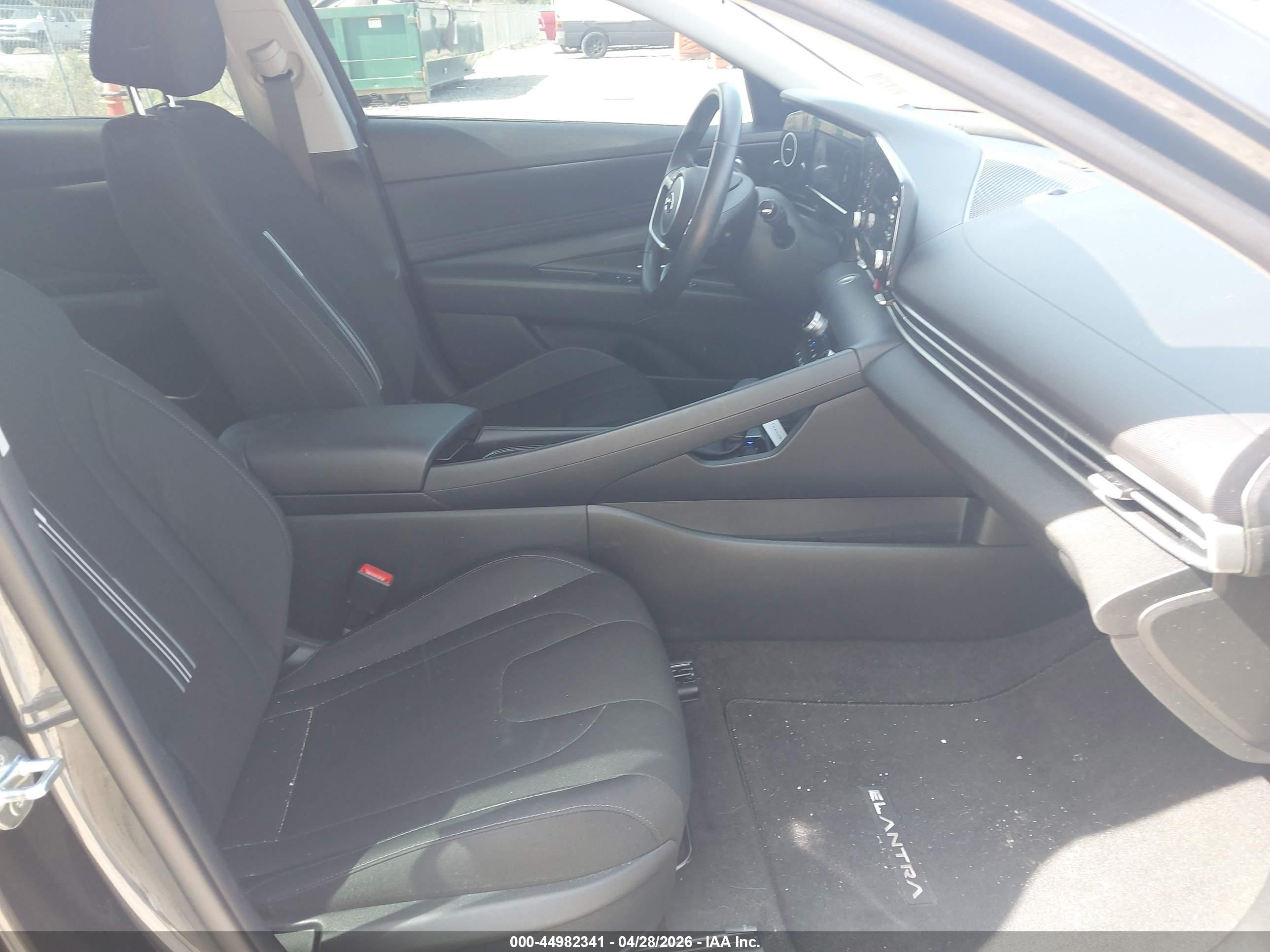 HYUNDAI ELANTRA image 5