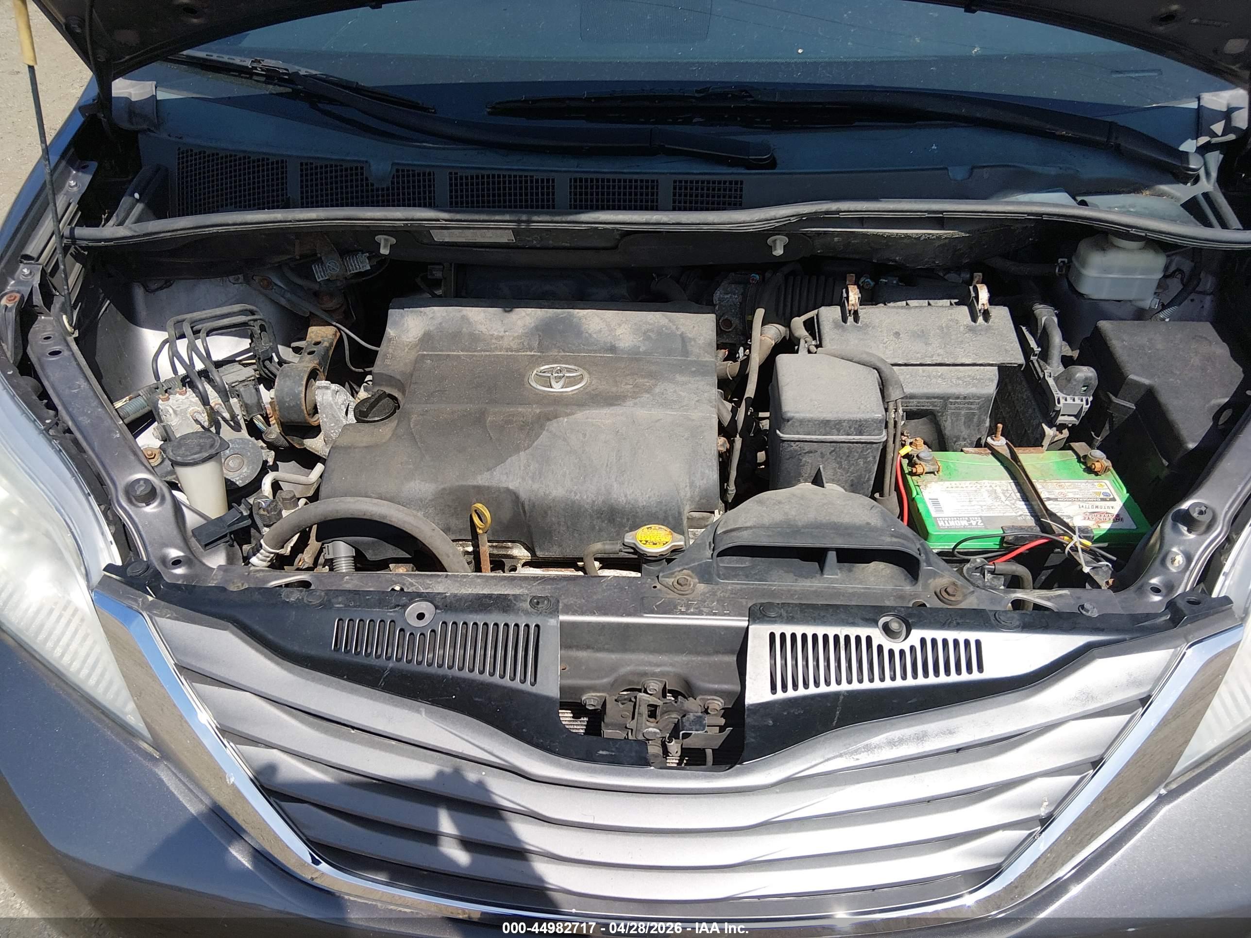 TOYOTA SIENNA image 10
