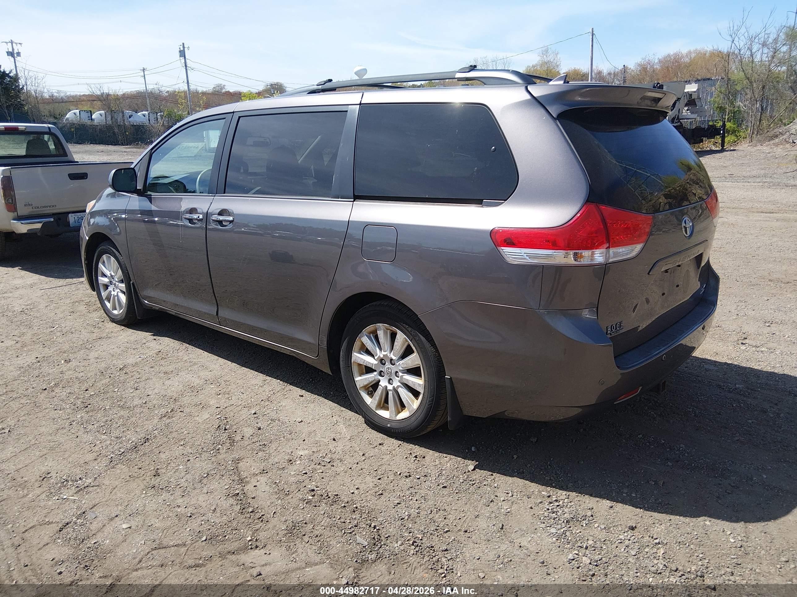 TOYOTA SIENNA image 3