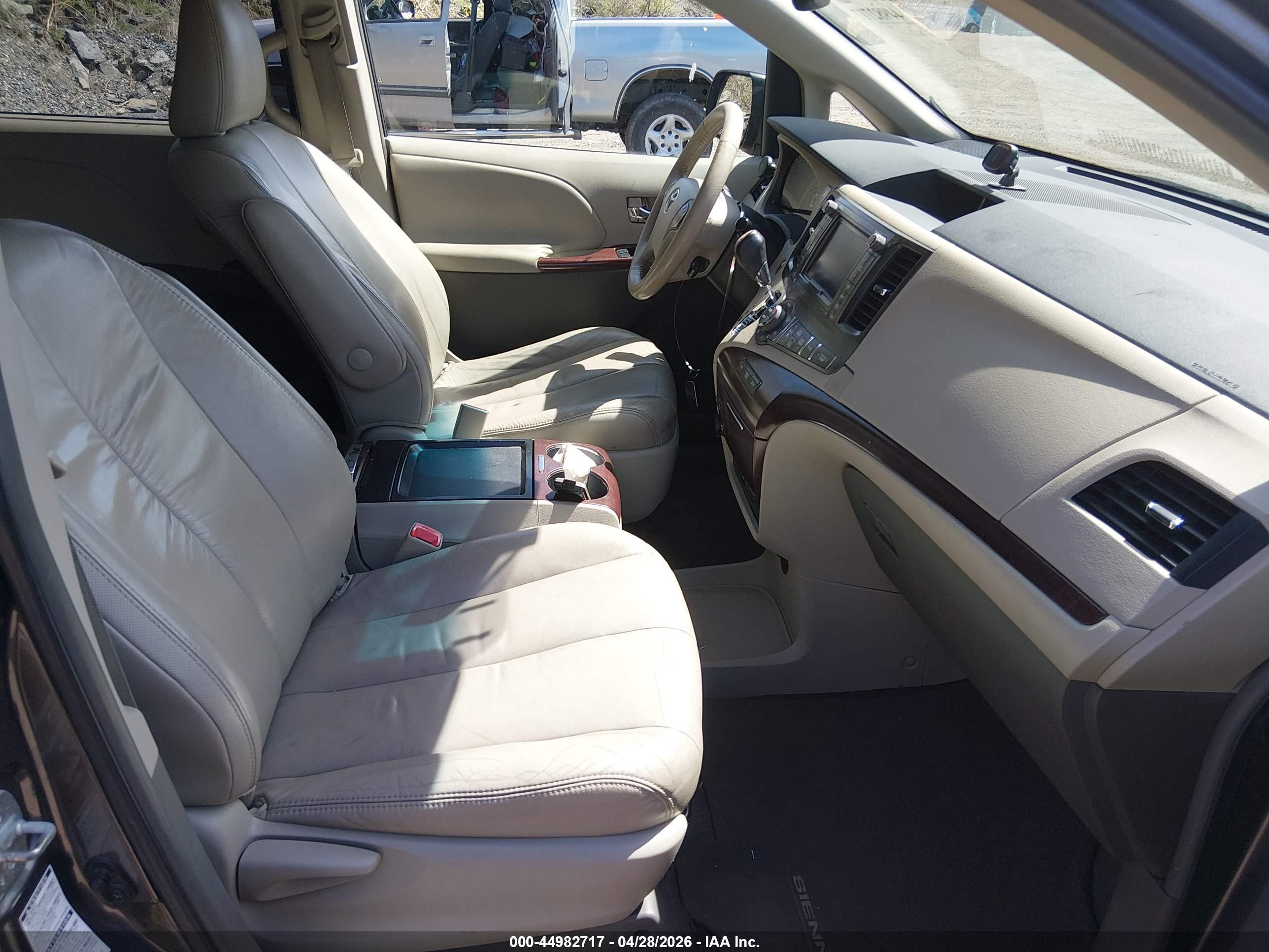TOYOTA SIENNA image 5