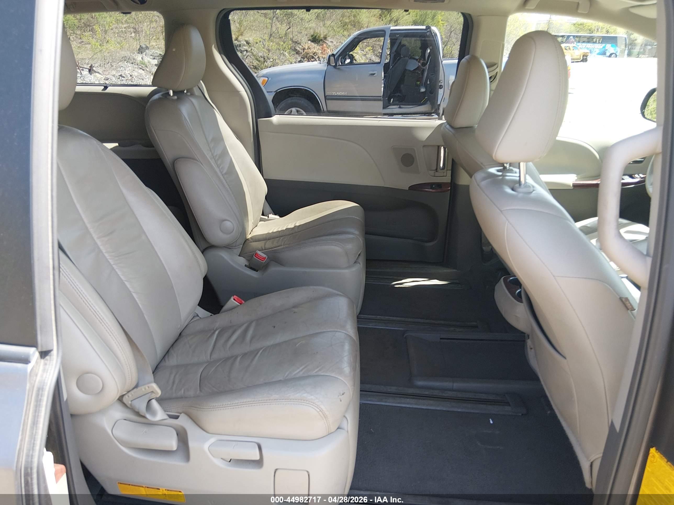 TOYOTA SIENNA image 8