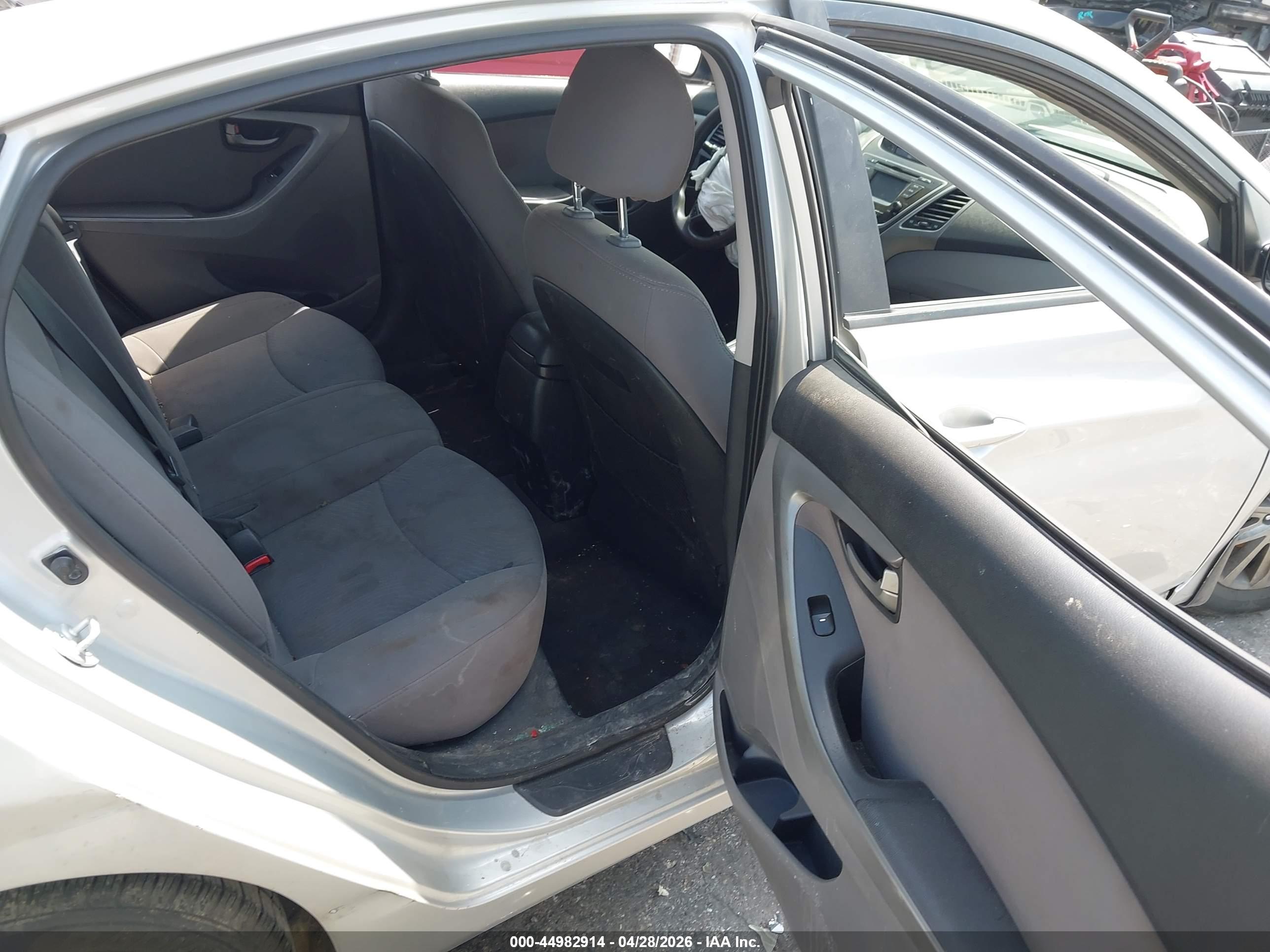 HYUNDAI ELANTRA image 8