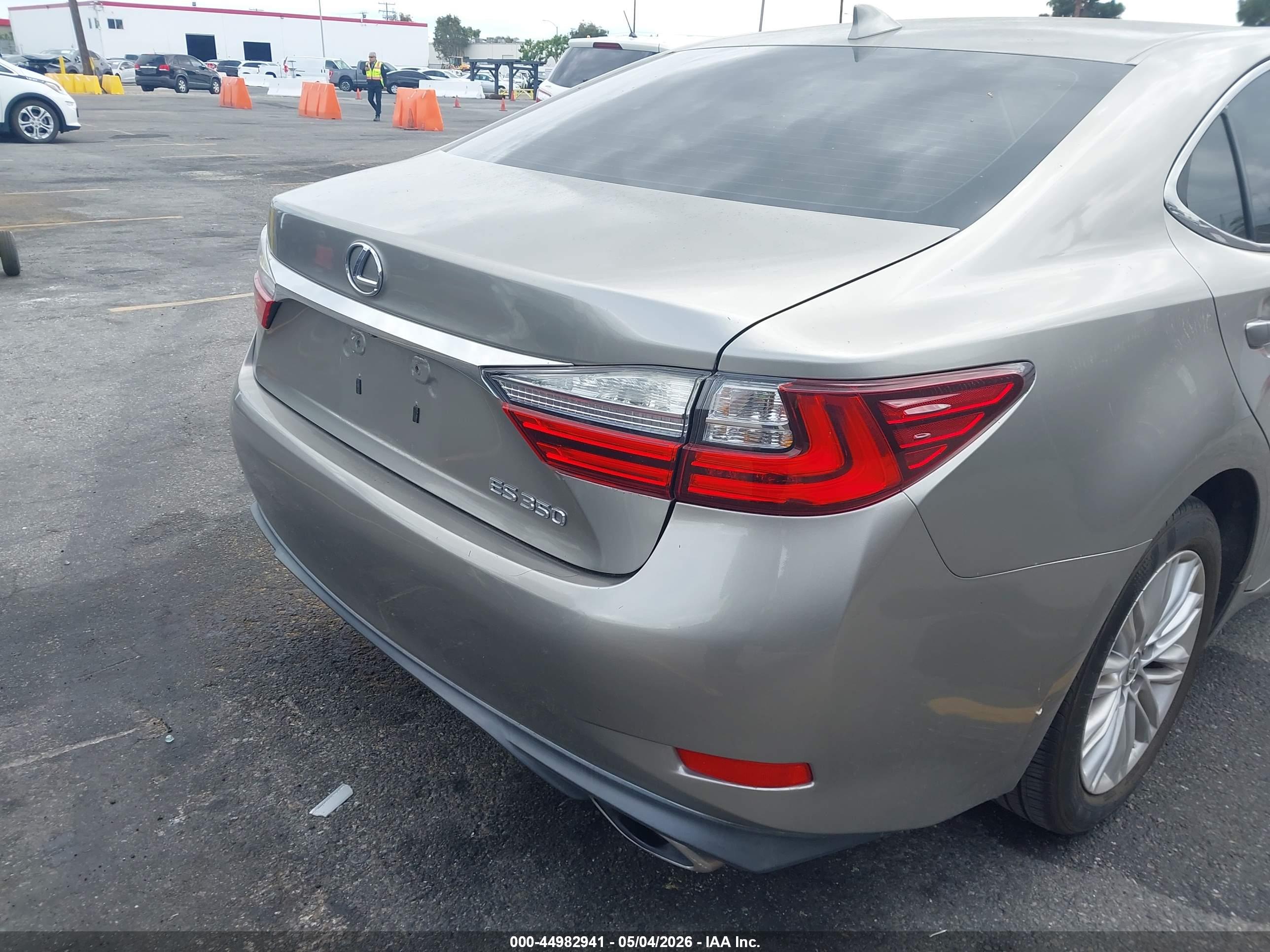 LEXUS ES image 4
