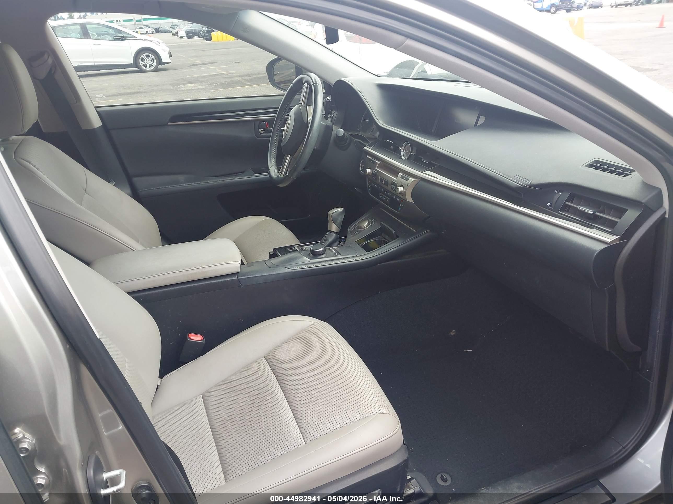 LEXUS ES image 5