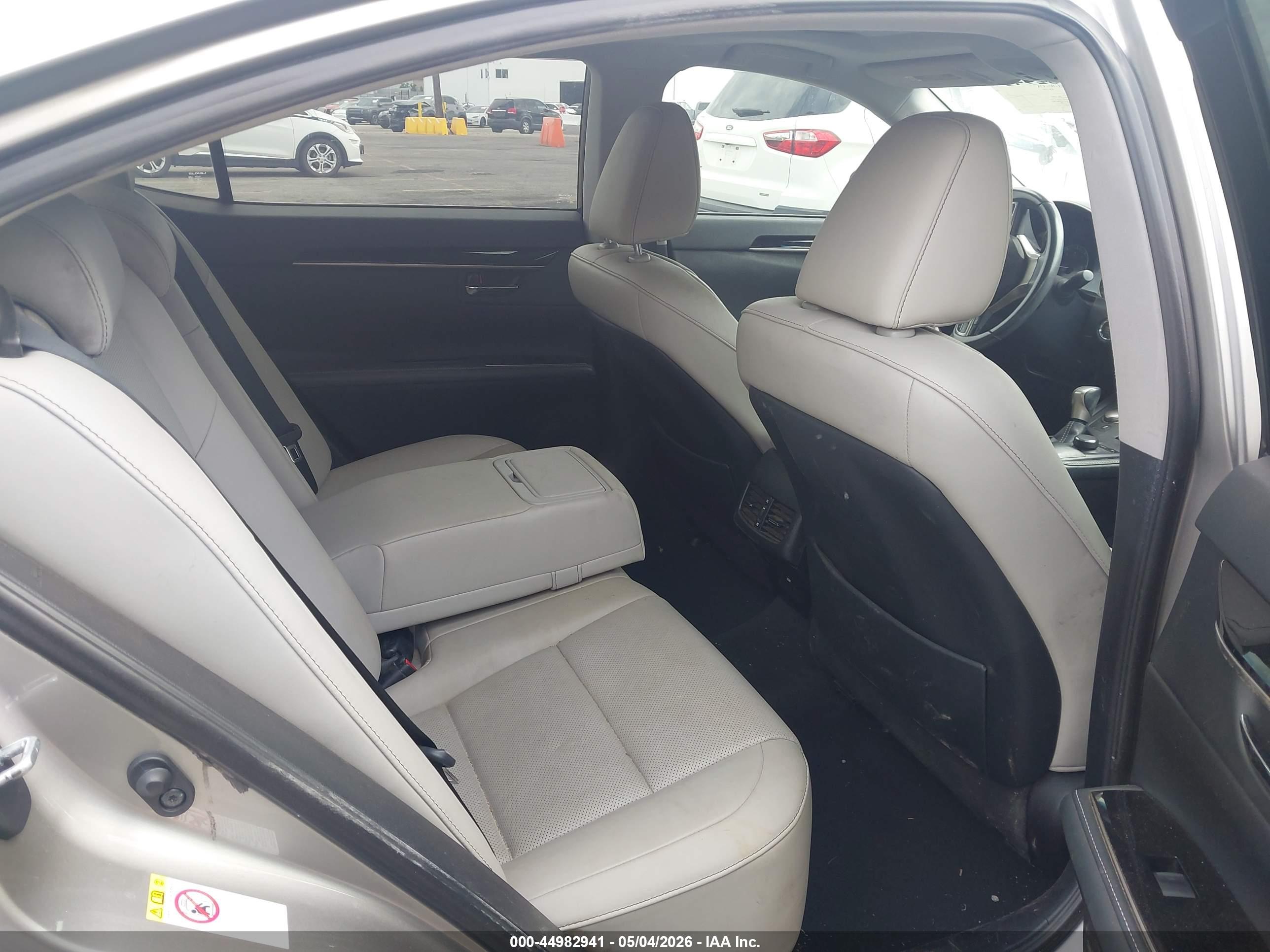 LEXUS ES image 8