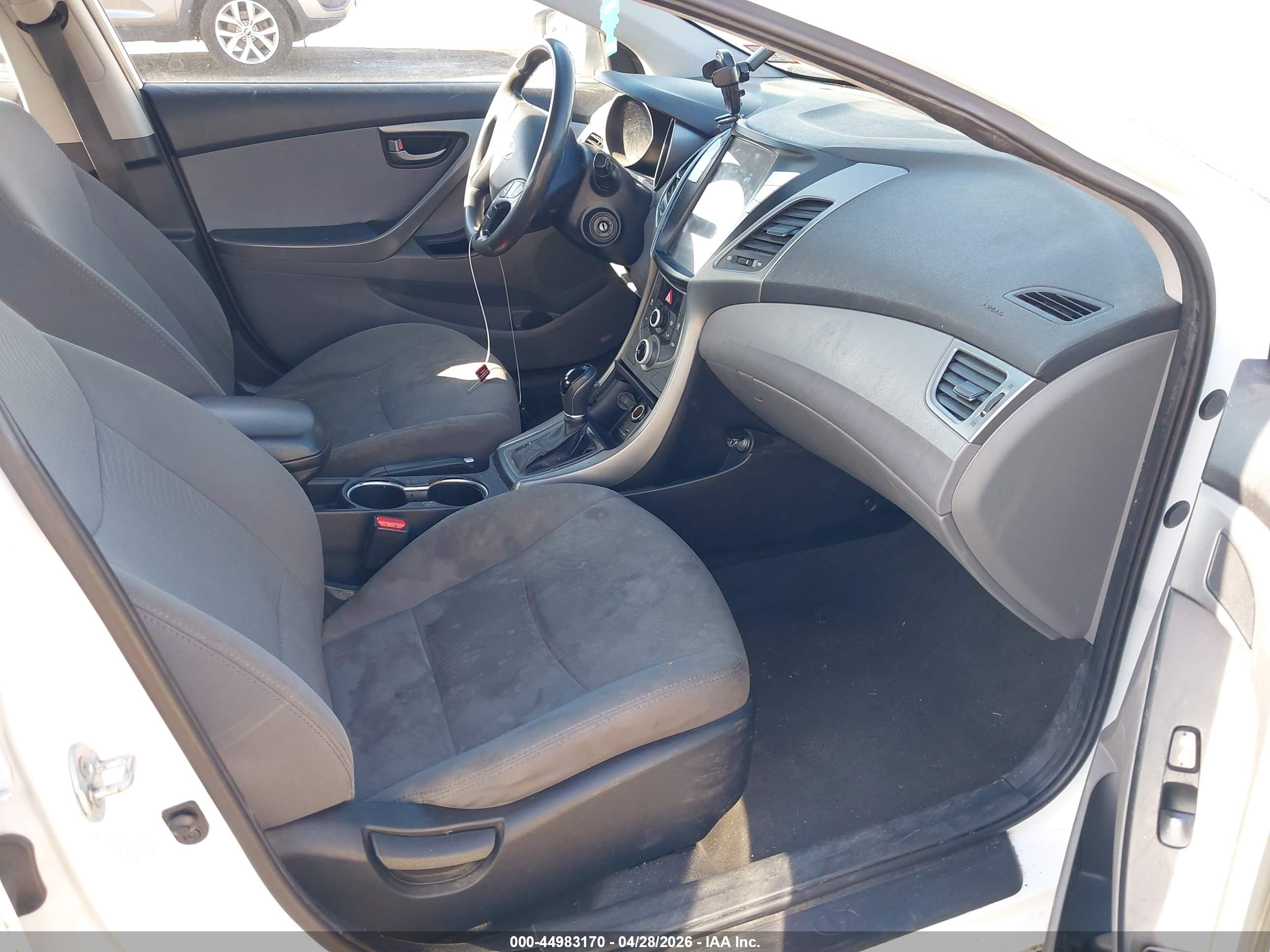 HYUNDAI ELANTRA image 5