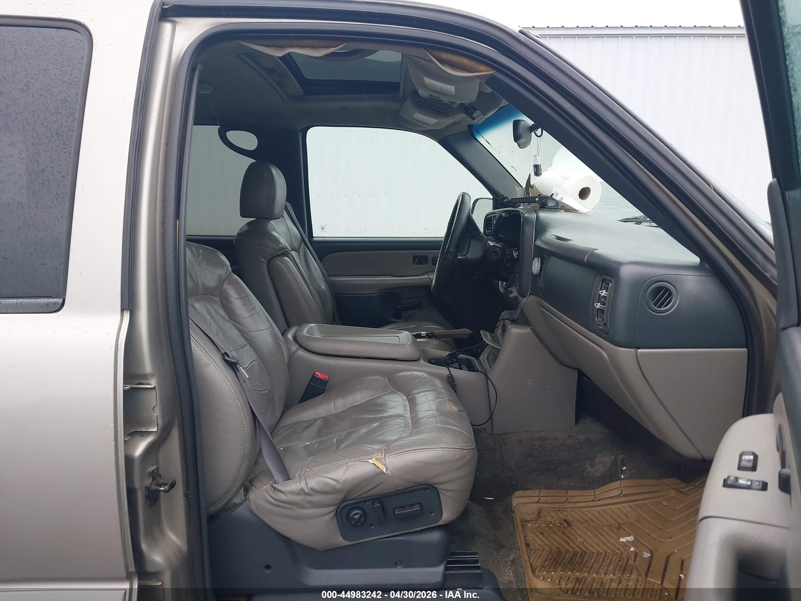 CHEVROLET SUBURBAN image 5
