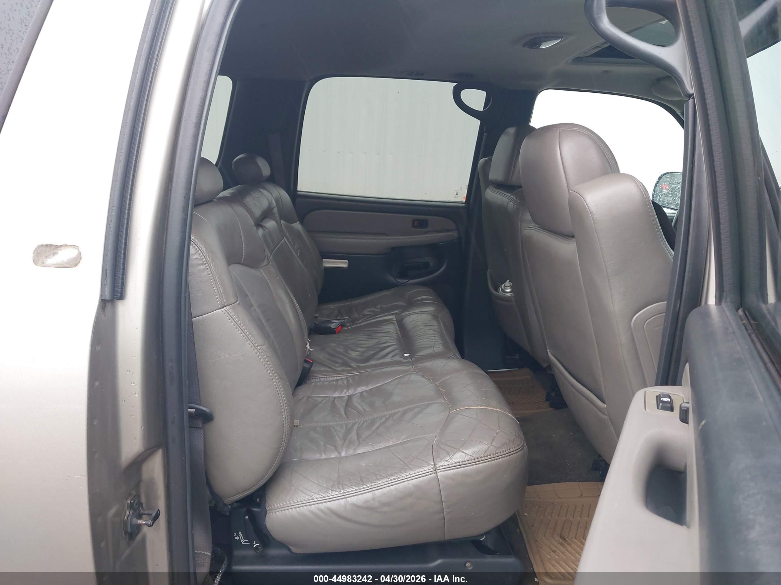 CHEVROLET SUBURBAN image 8