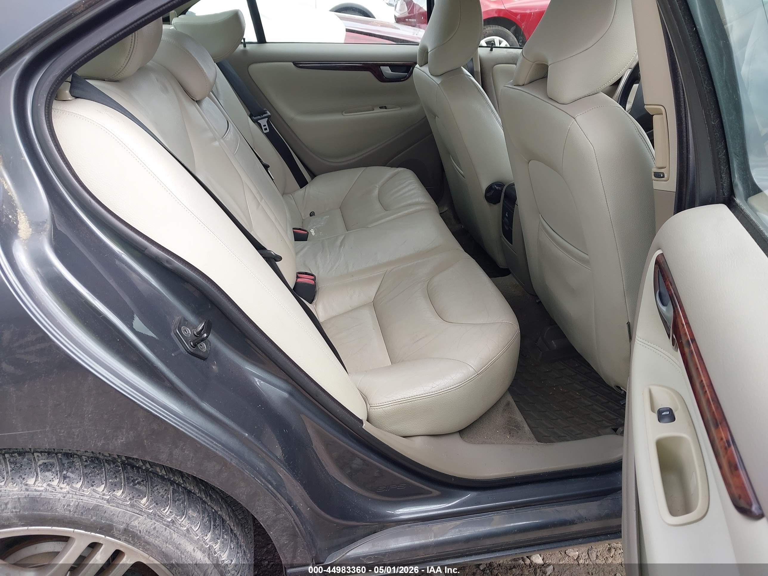 VOLVO S60 image 8
