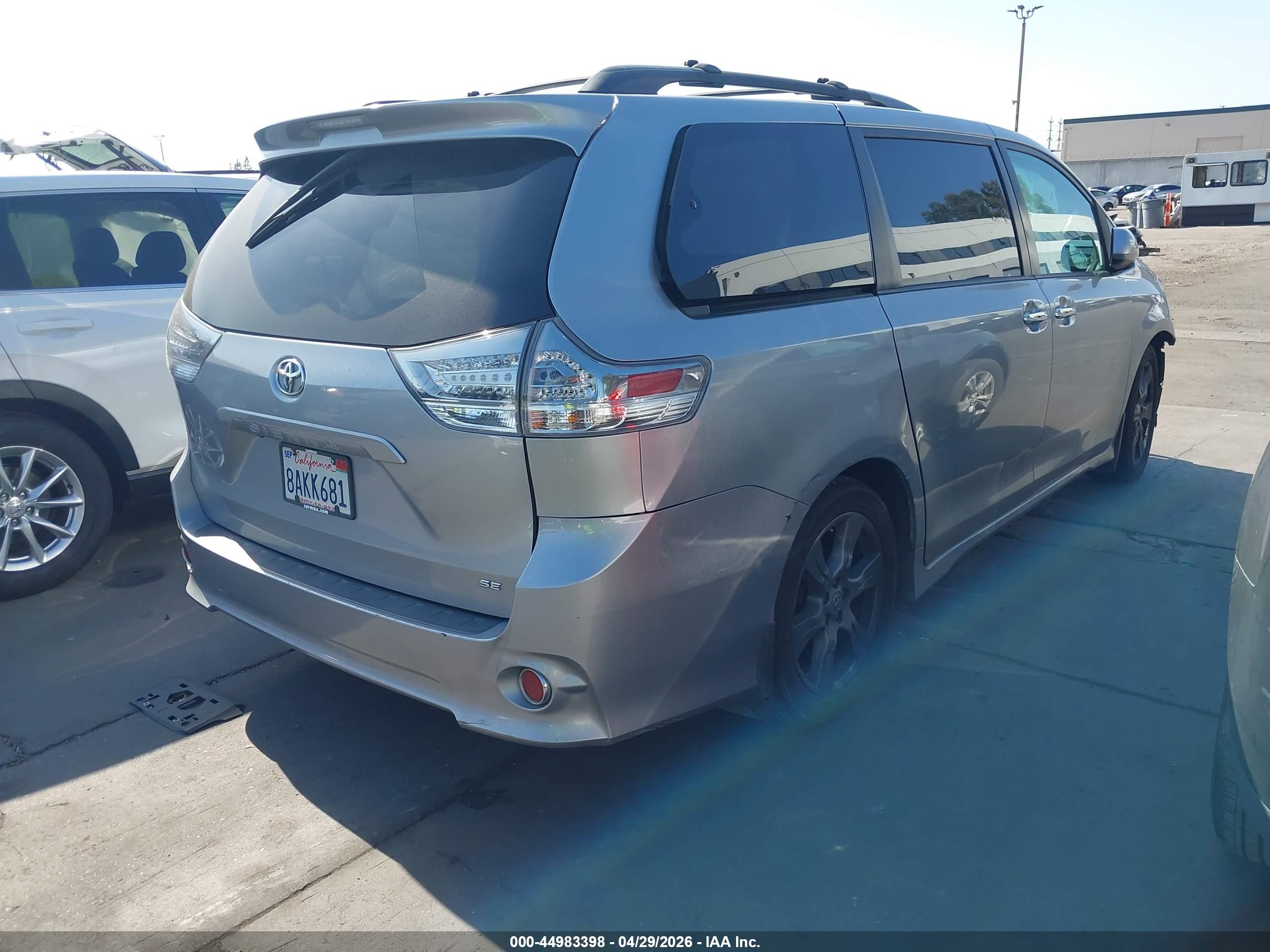 TOYOTA SIENNA image 4