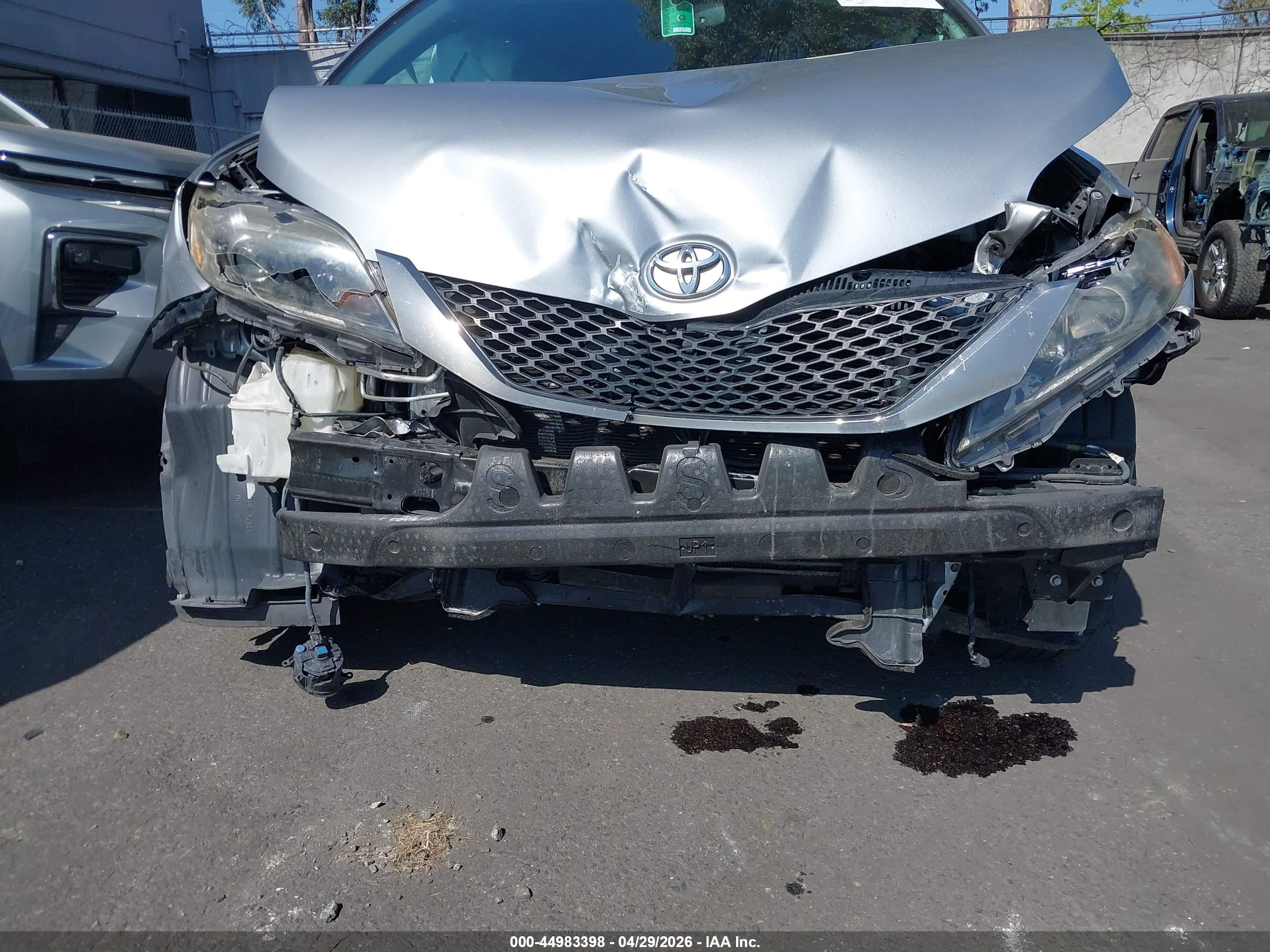 TOYOTA SIENNA image 6