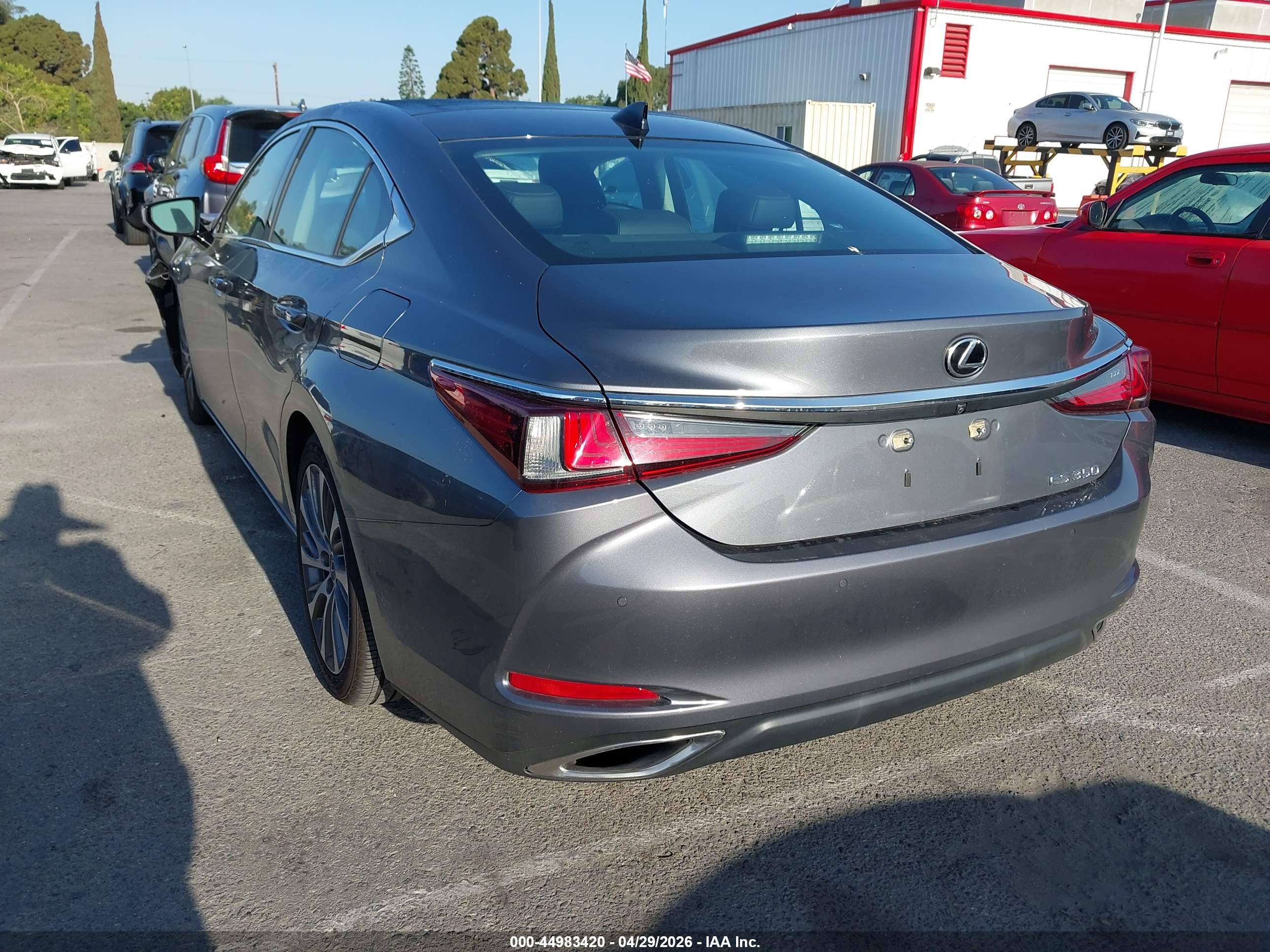 LEXUS ES image 3