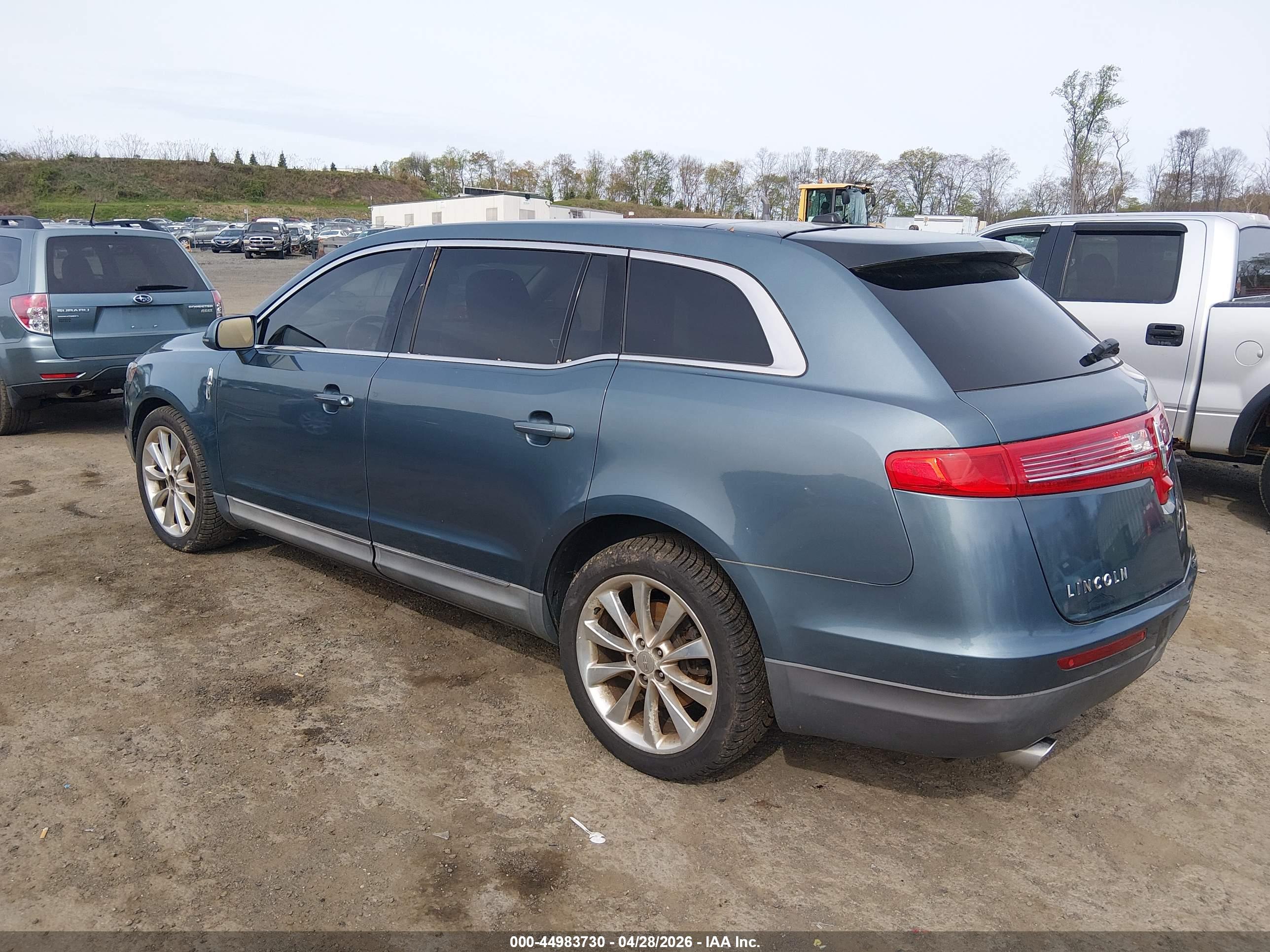 LINCOLN MKT image 3