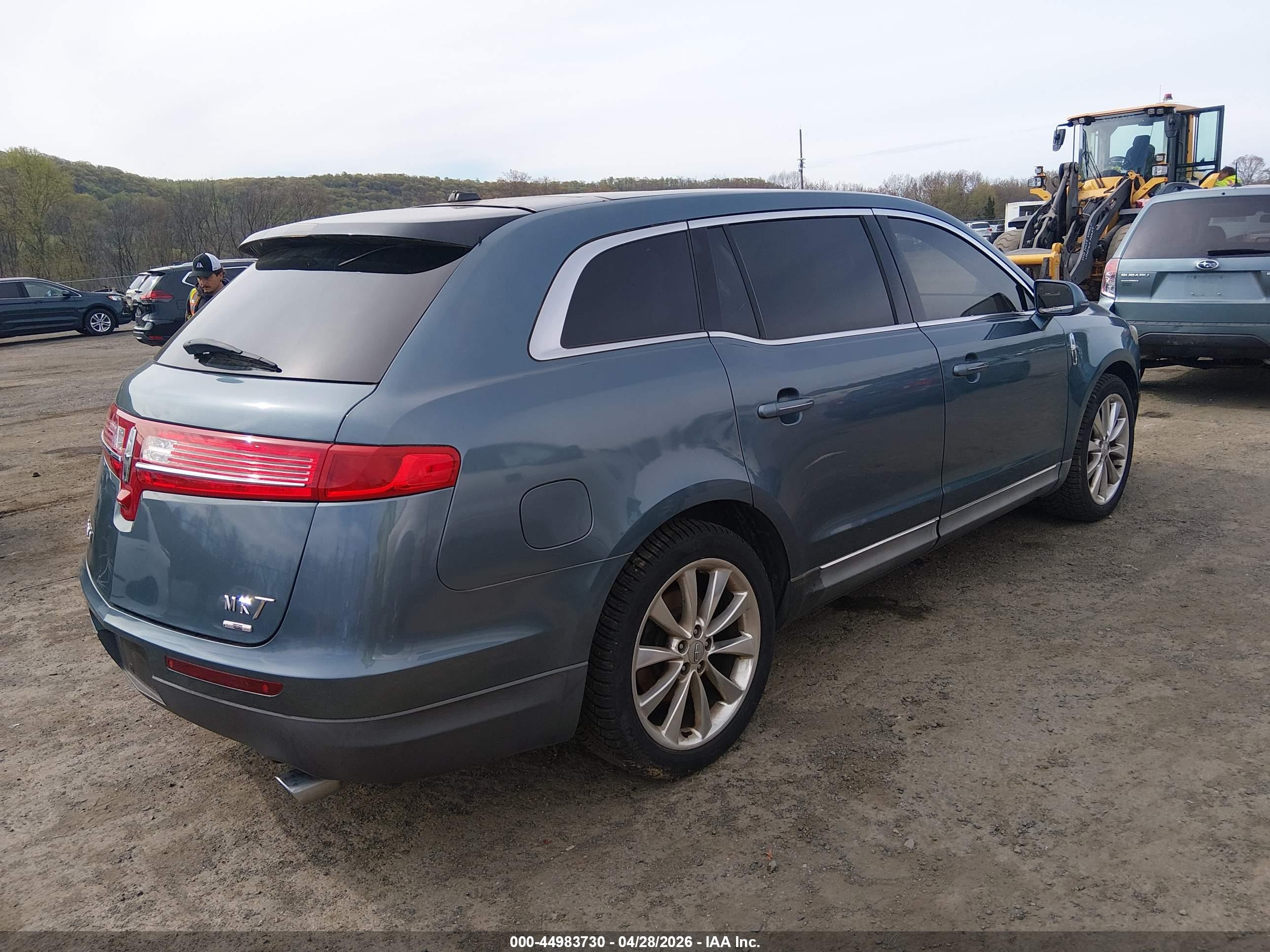 LINCOLN MKT image 4
