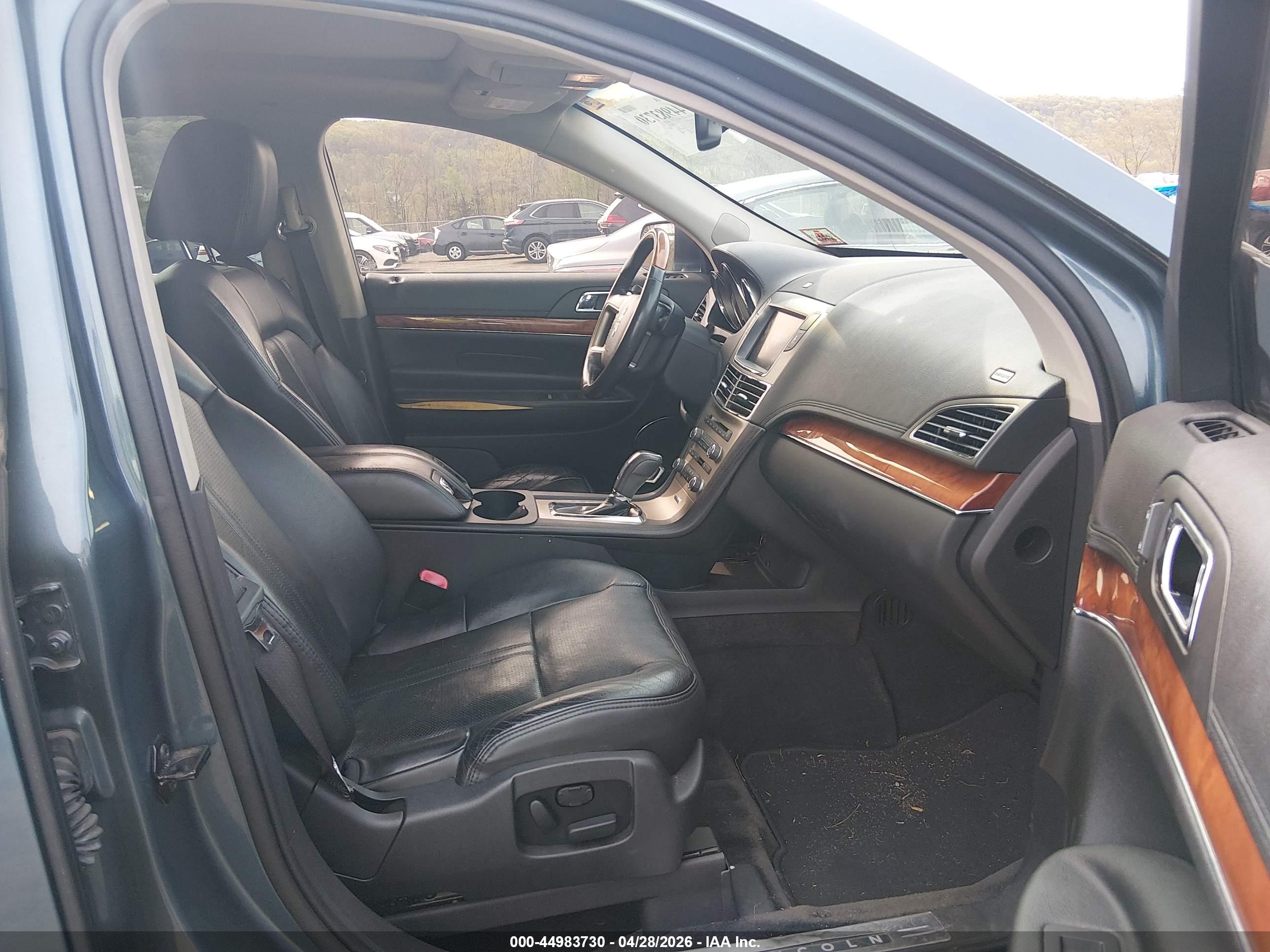 LINCOLN MKT image 5