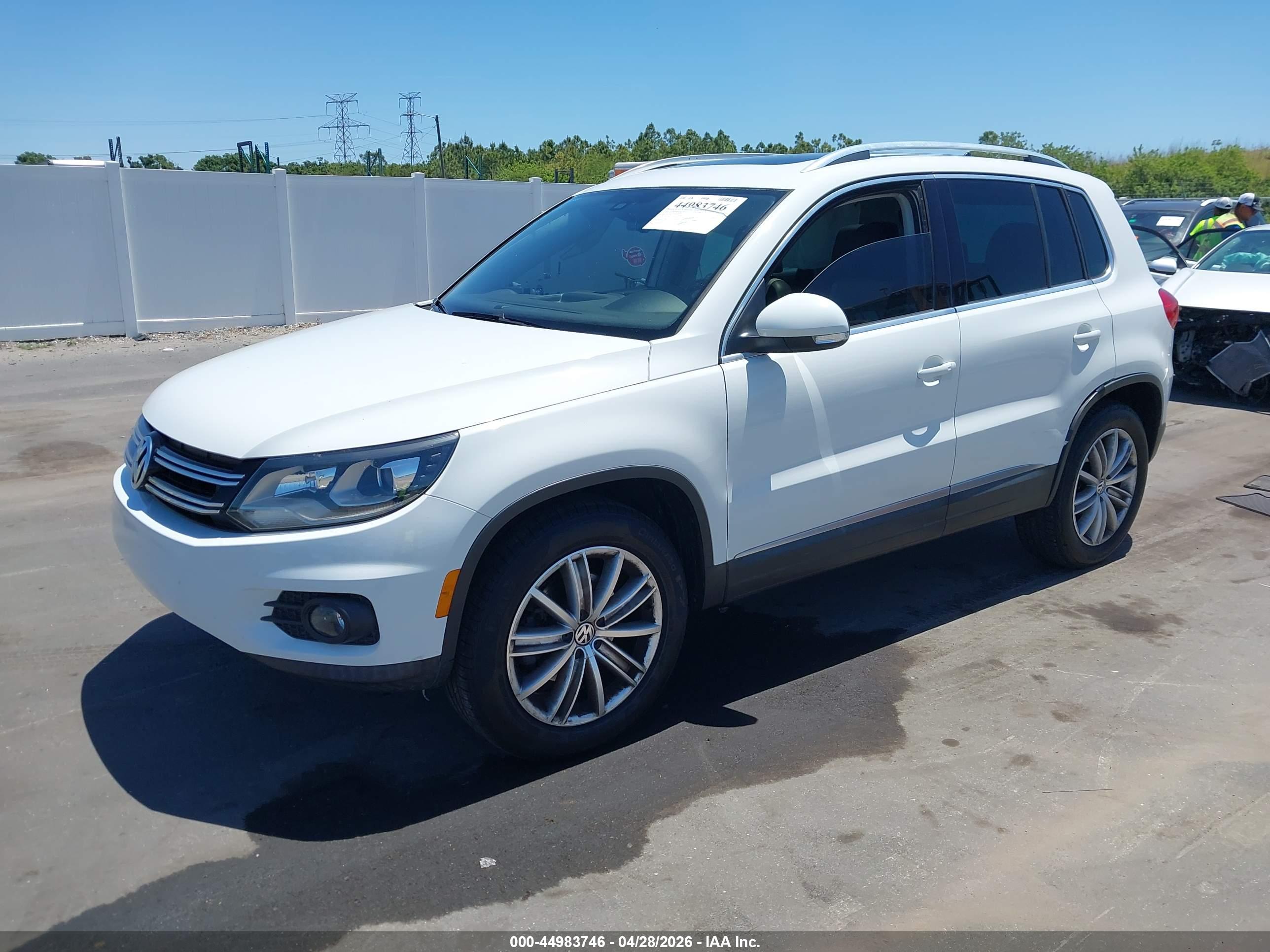 VOLKSWAGEN TIGUAN image 2
