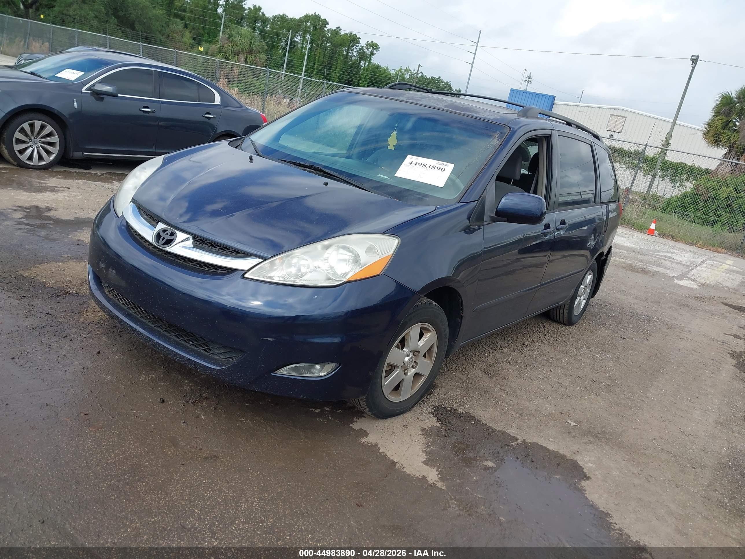 TOYOTA SIENNA image 2