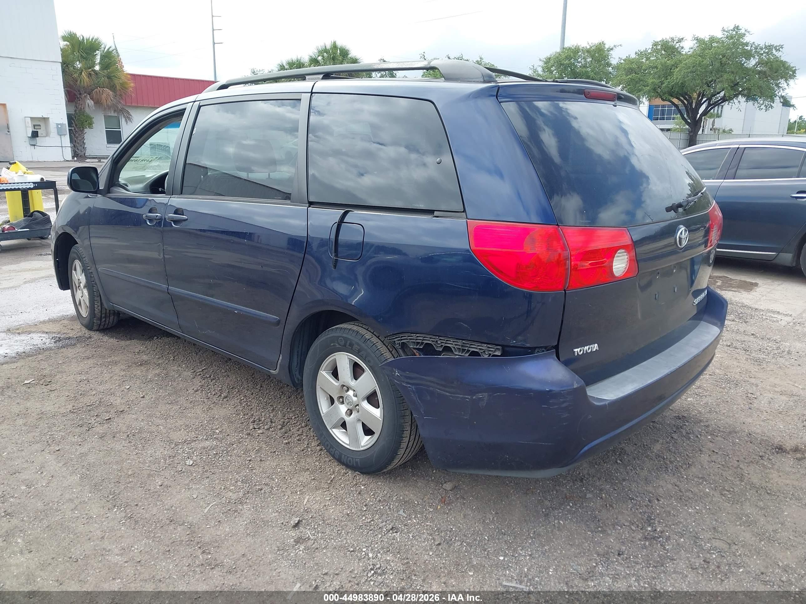 TOYOTA SIENNA image 3