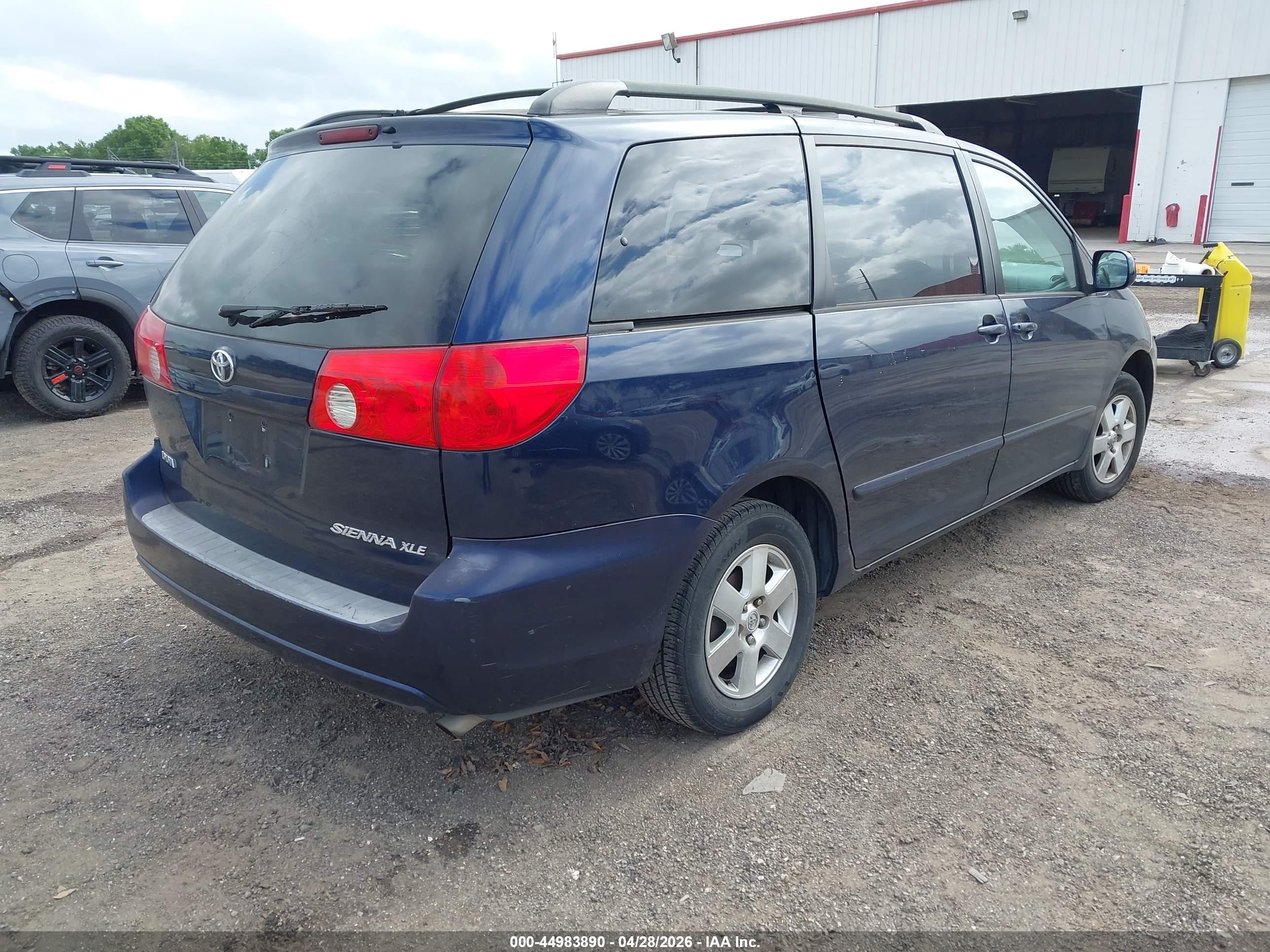 TOYOTA SIENNA image 4