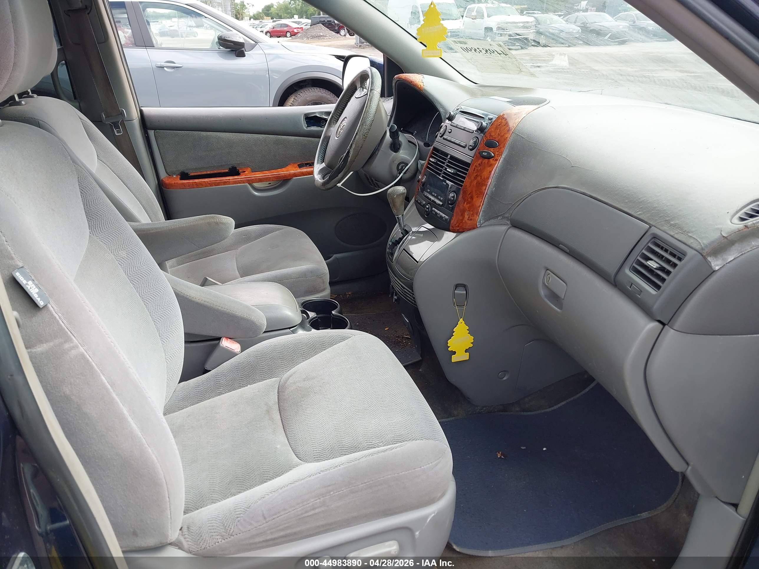 TOYOTA SIENNA image 5