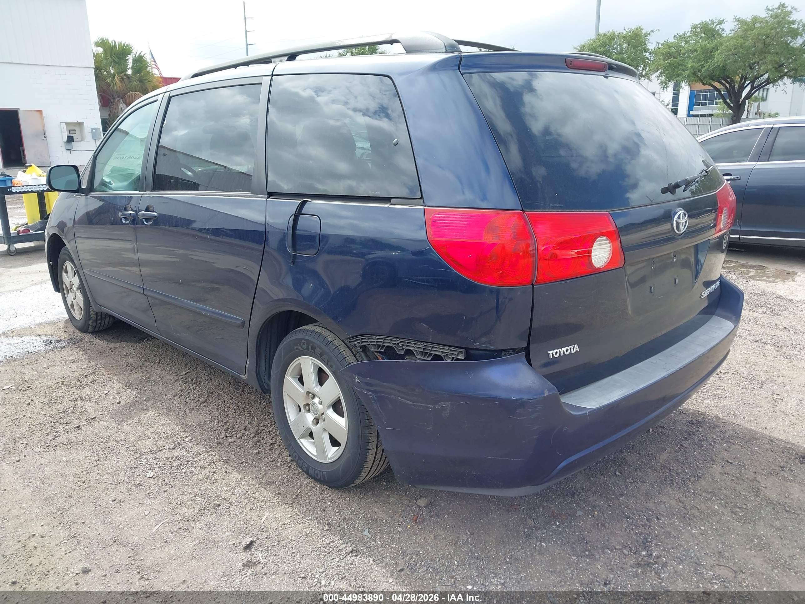 TOYOTA SIENNA image 6