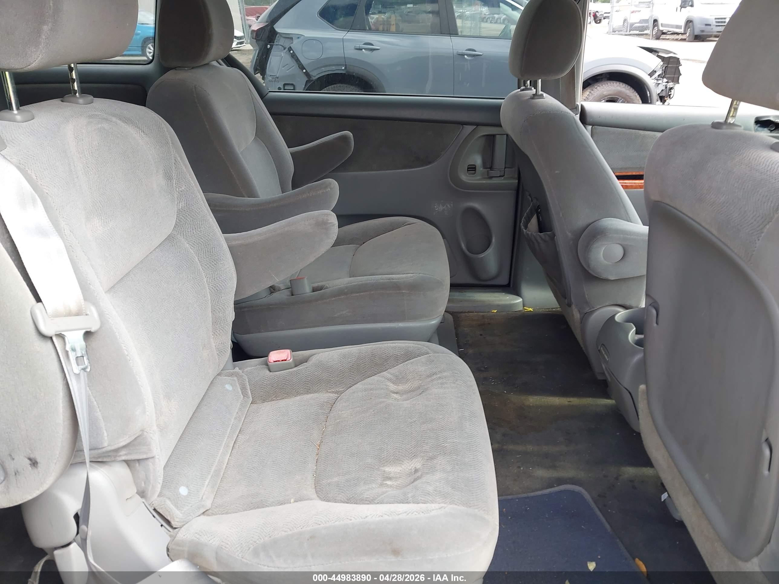 TOYOTA SIENNA image 8