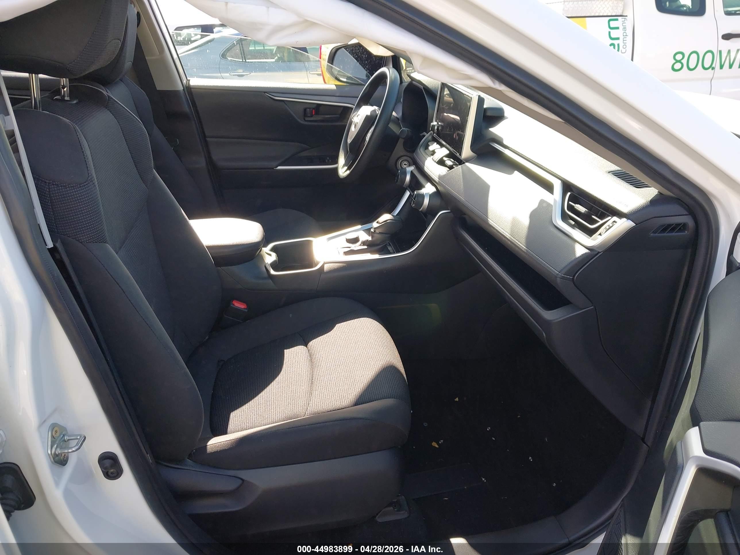 TOYOTA RAV4 image 5