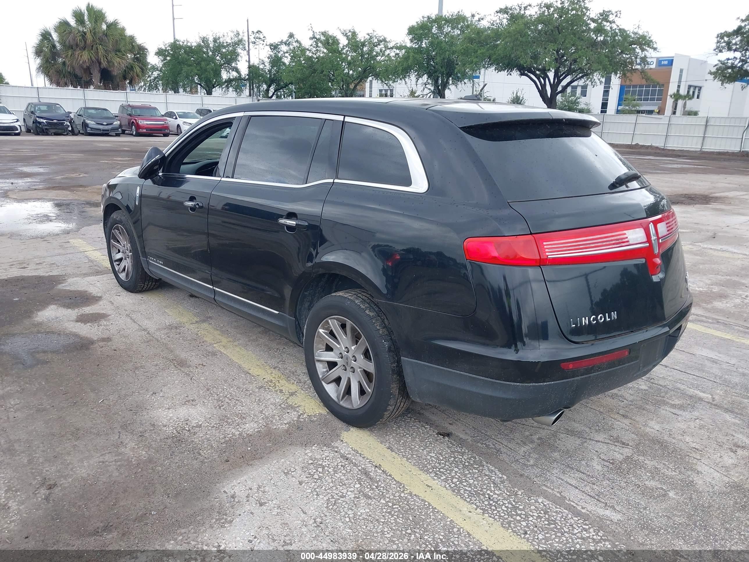 LINCOLN MKT image 3
