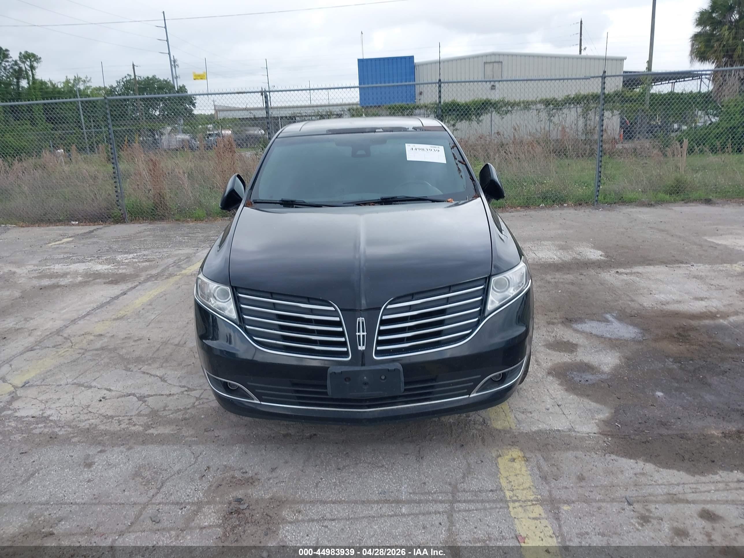 LINCOLN MKT image 6