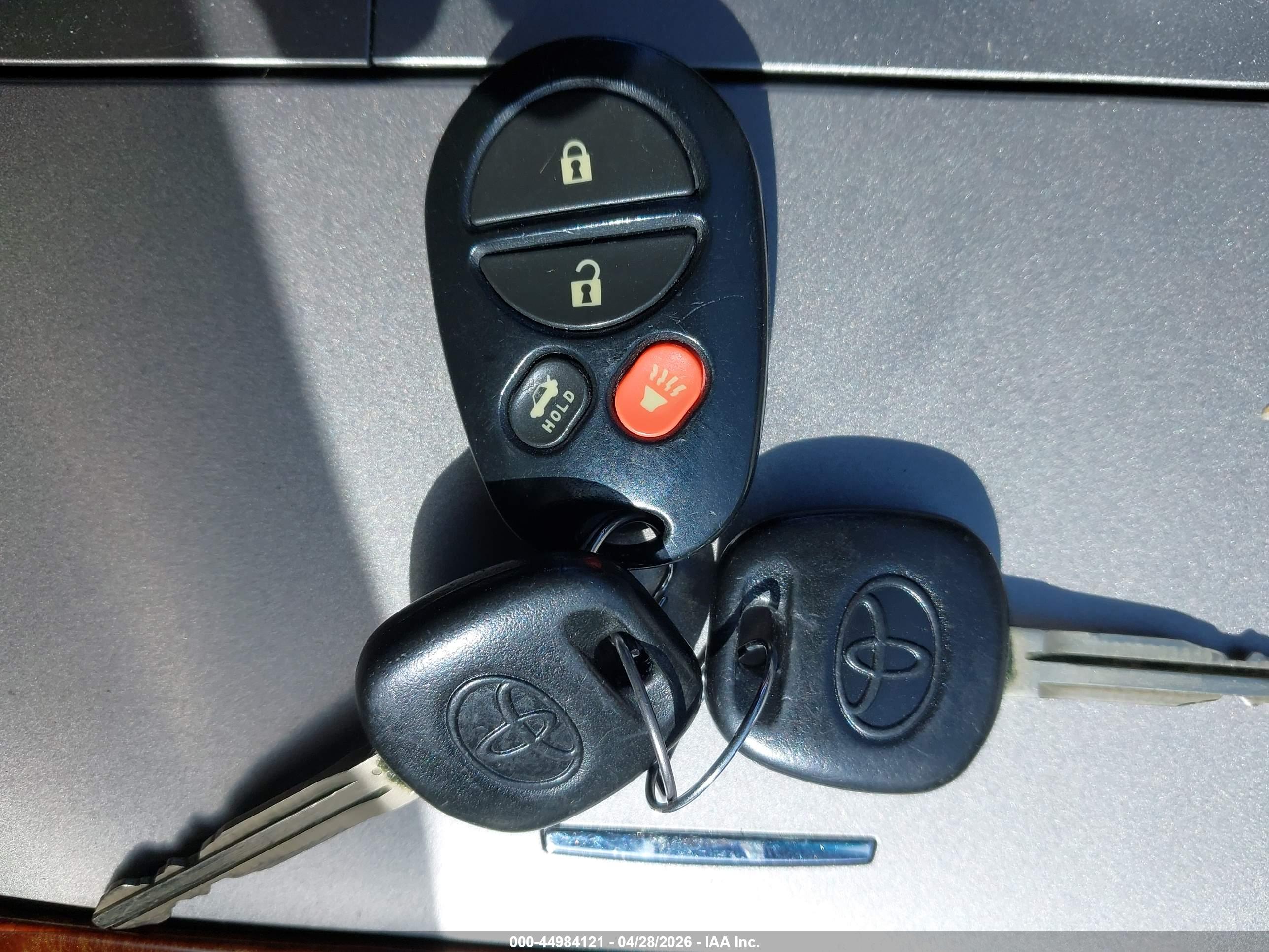 TOYOTA AVALON image 11