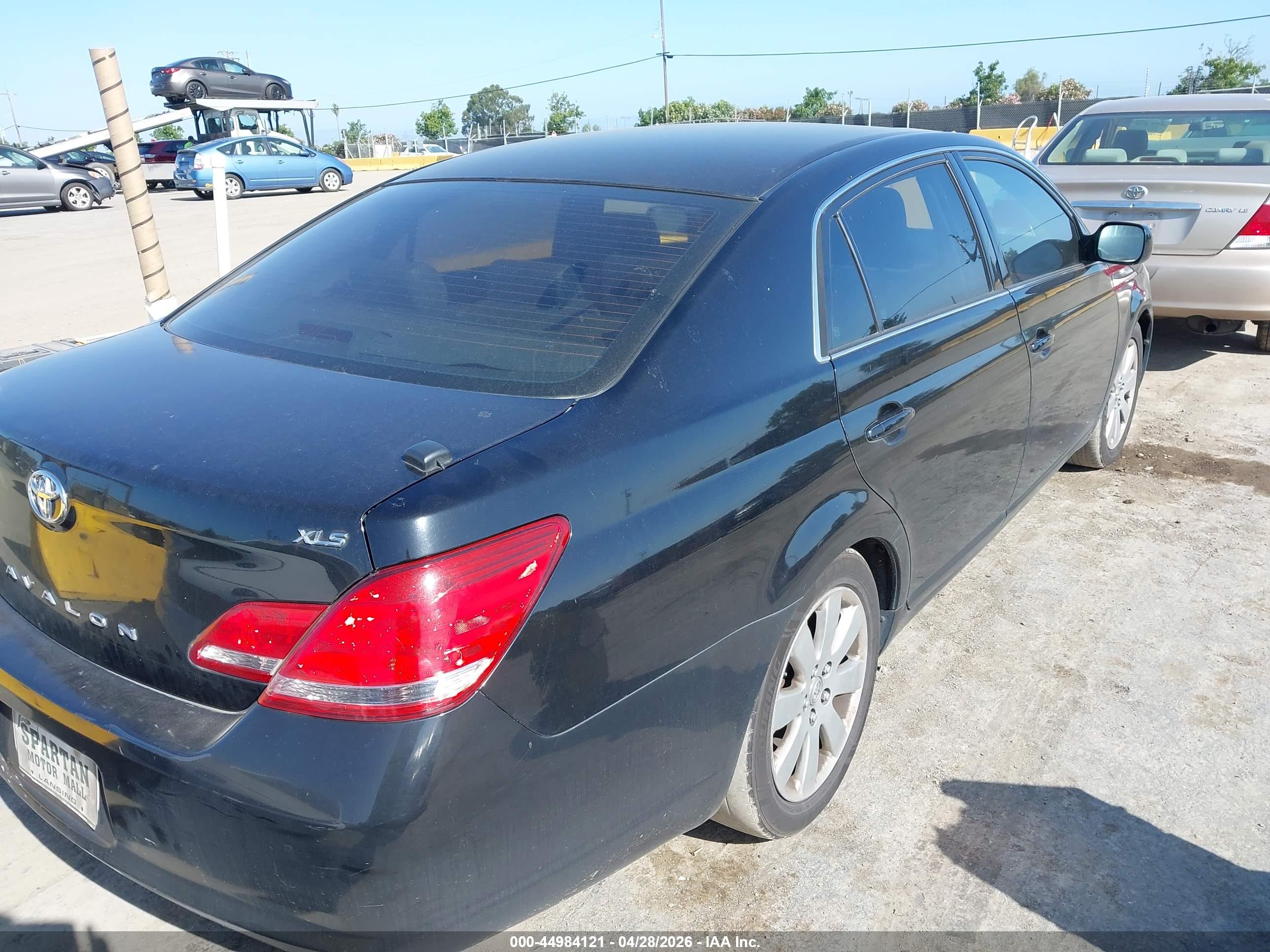 TOYOTA AVALON image 4