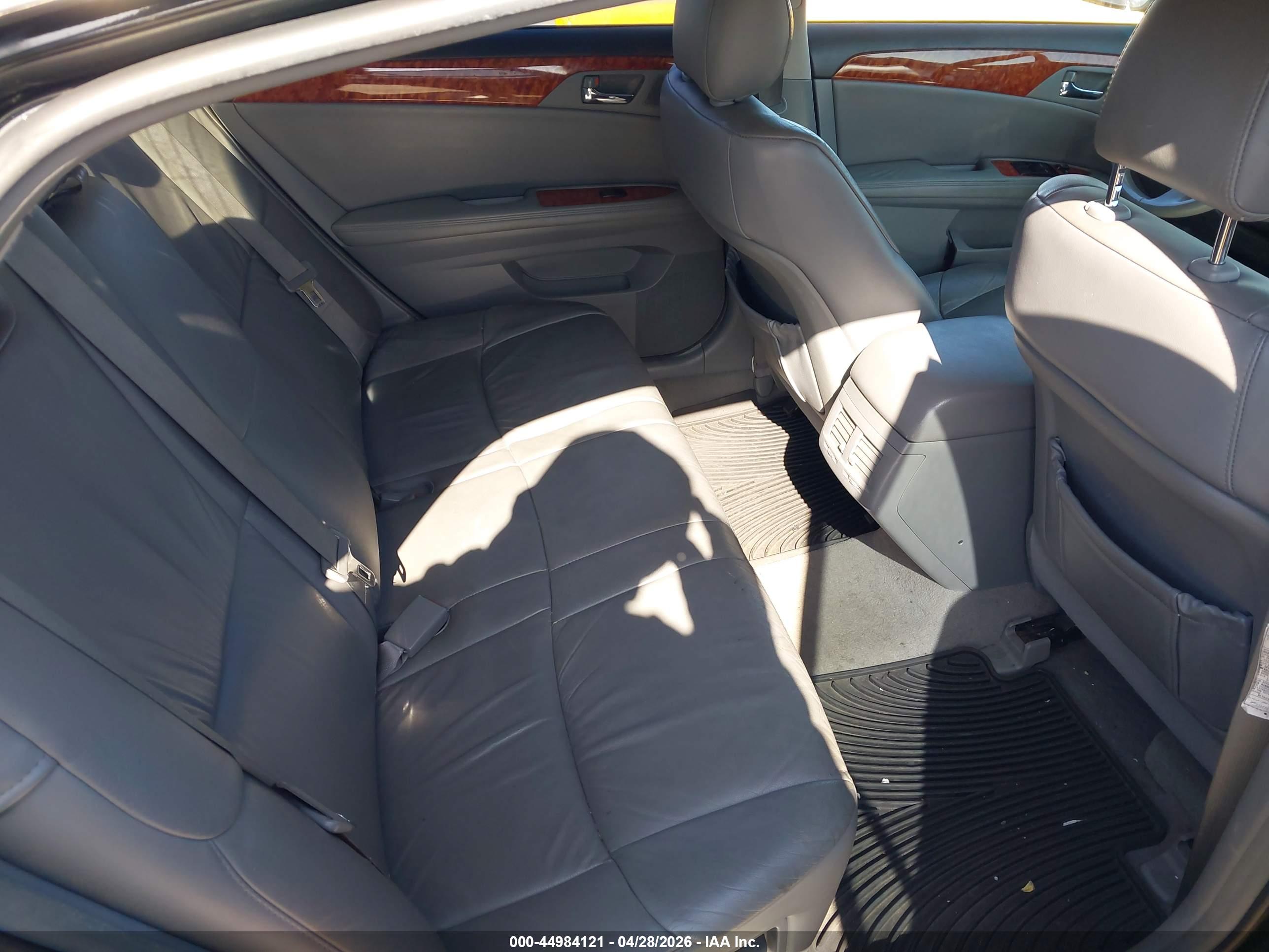 TOYOTA AVALON image 8