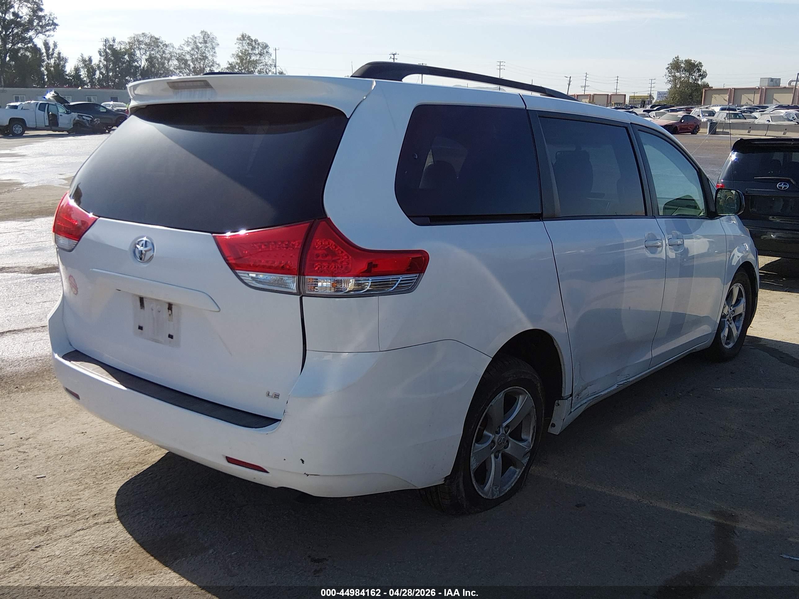 TOYOTA SIENNA image 4