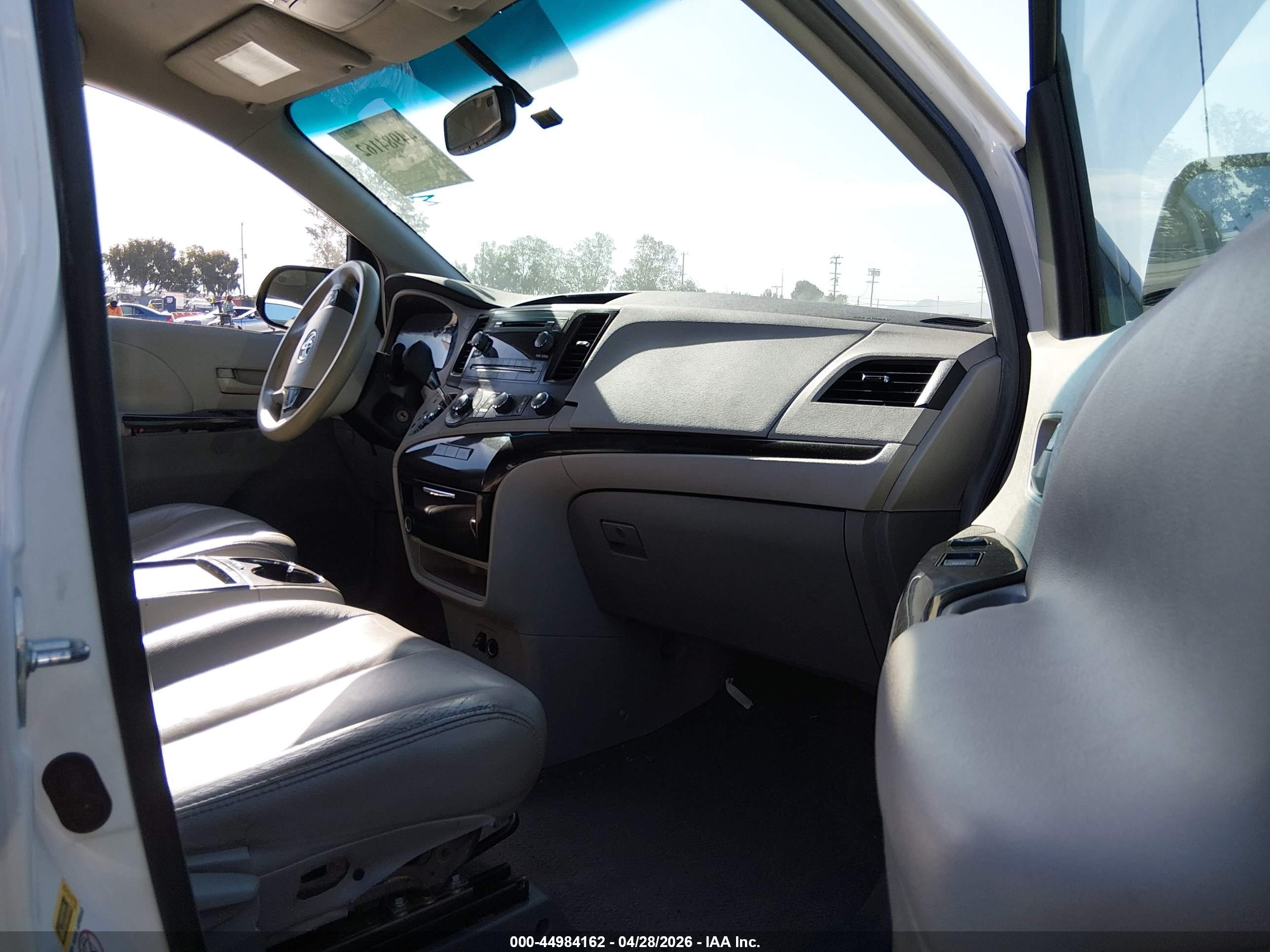 TOYOTA SIENNA image 5