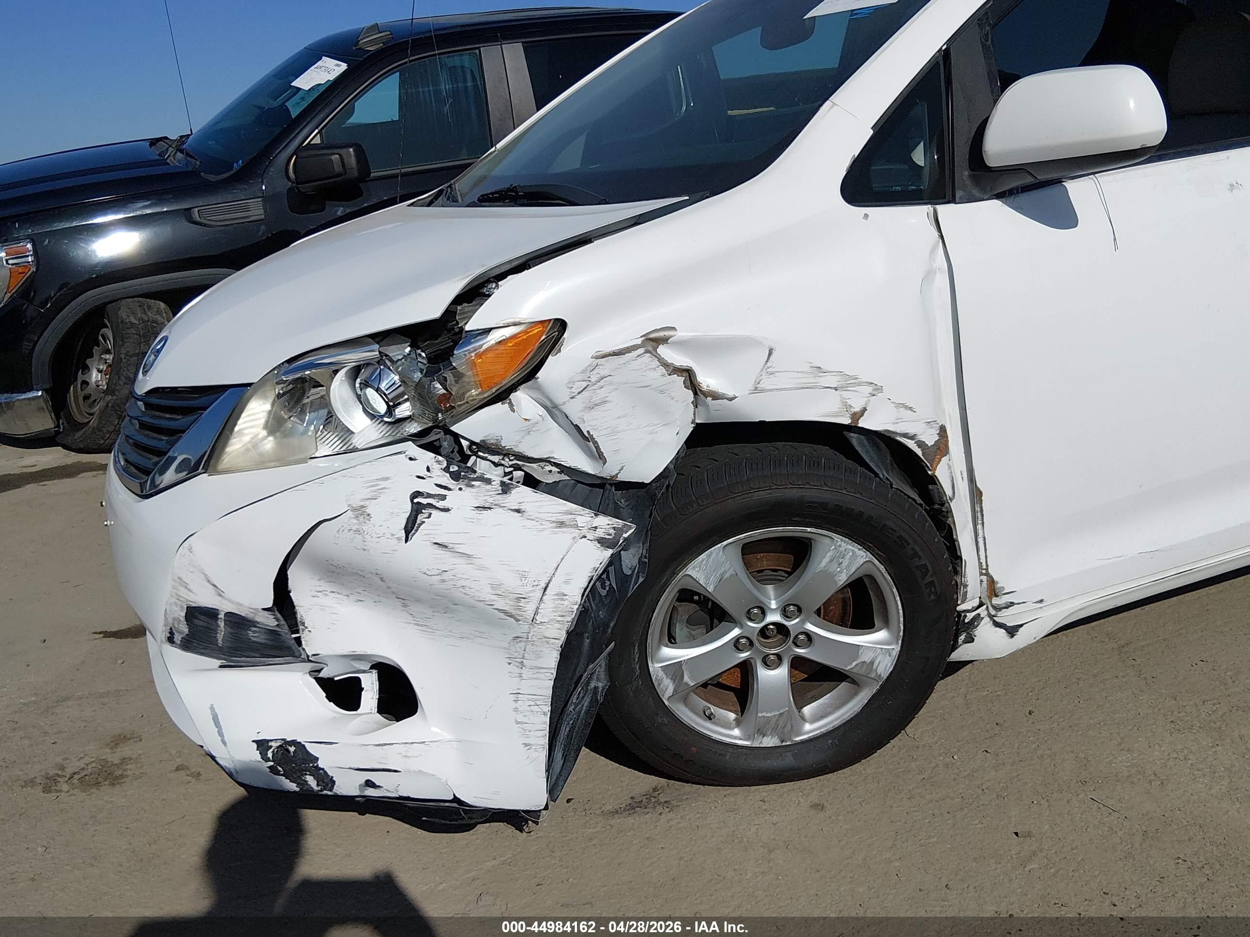 TOYOTA SIENNA image 6