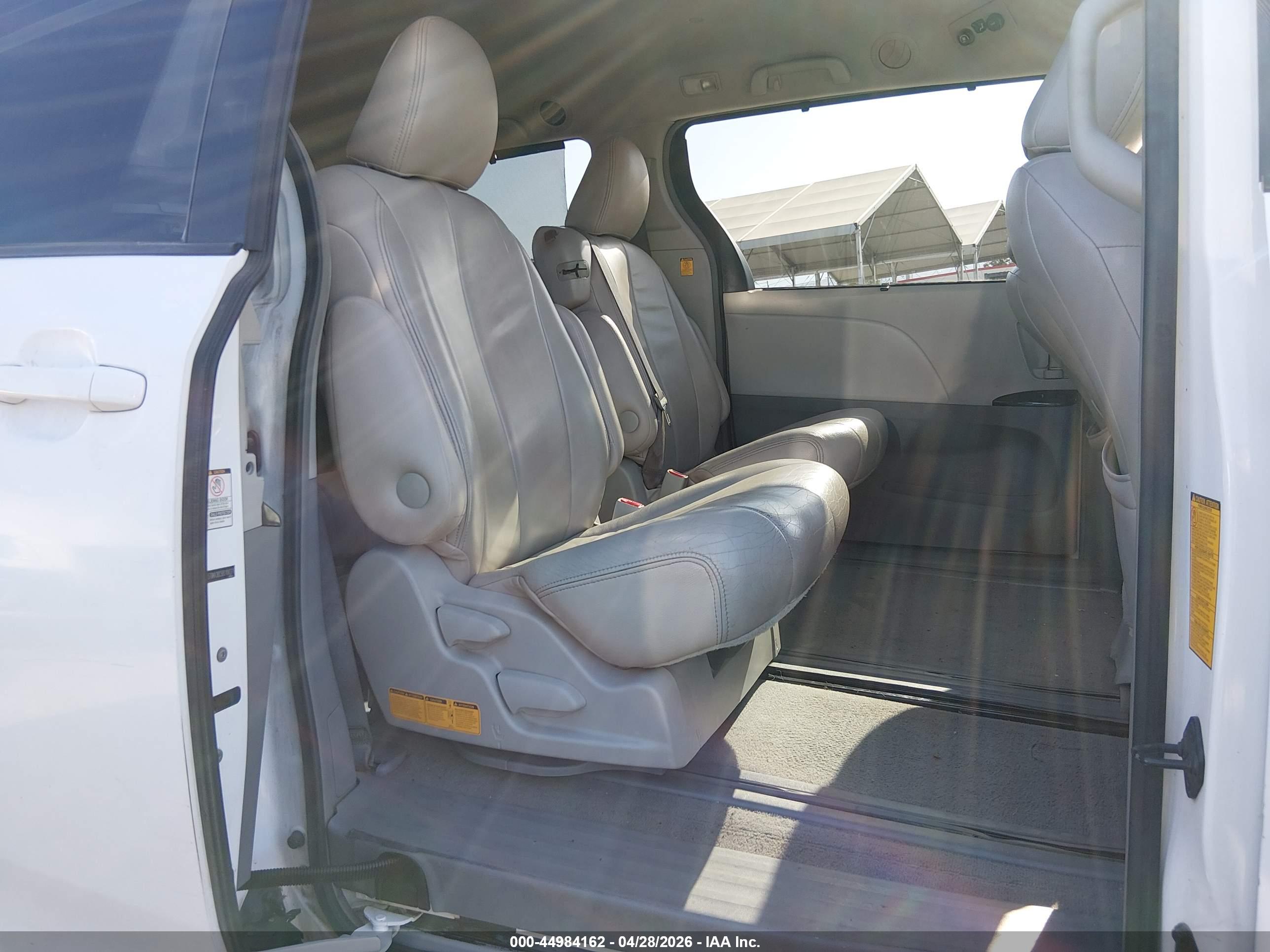 TOYOTA SIENNA image 8