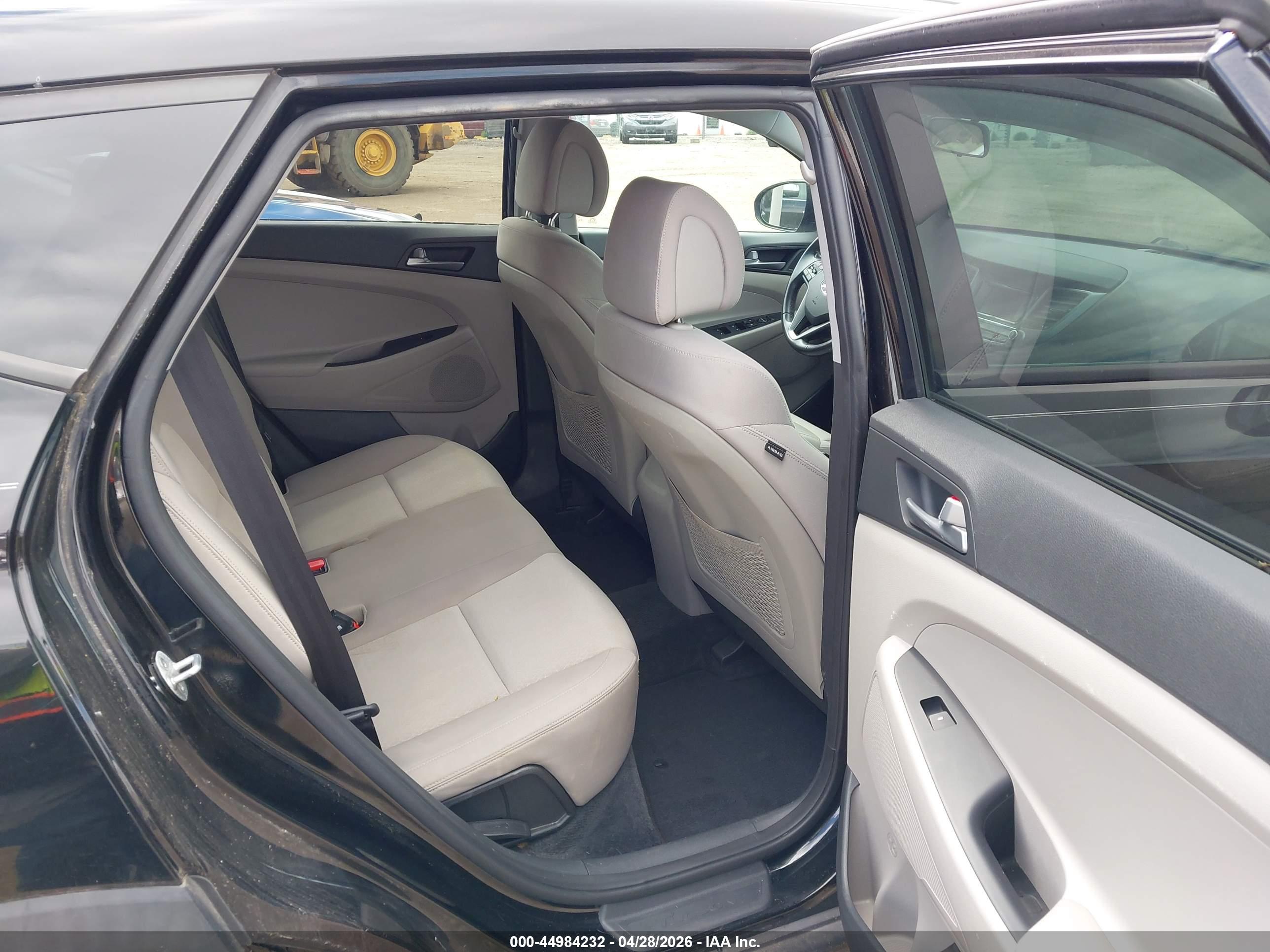 HYUNDAI TUCSON image 8