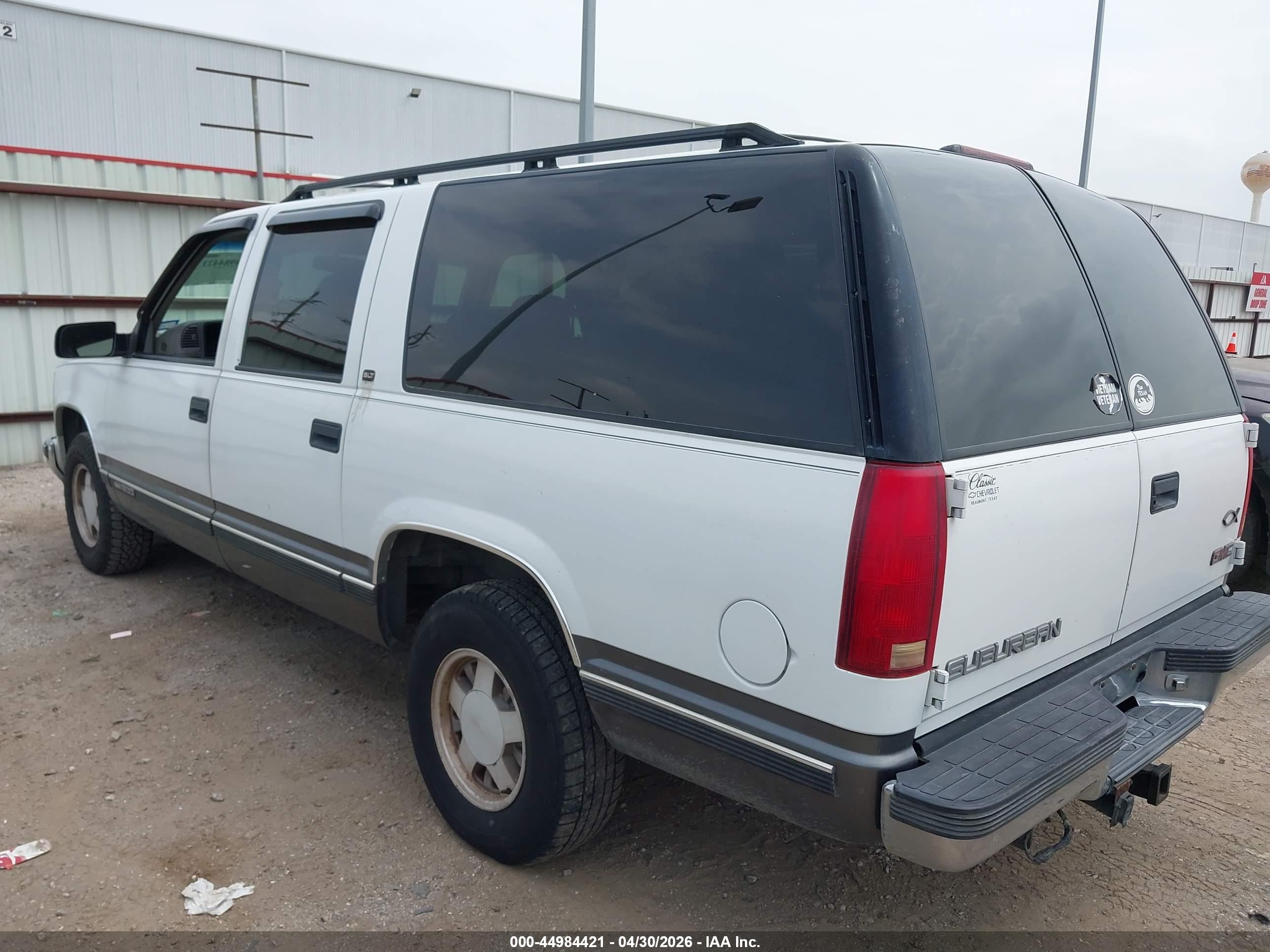 GMC SUBURBAN image 3