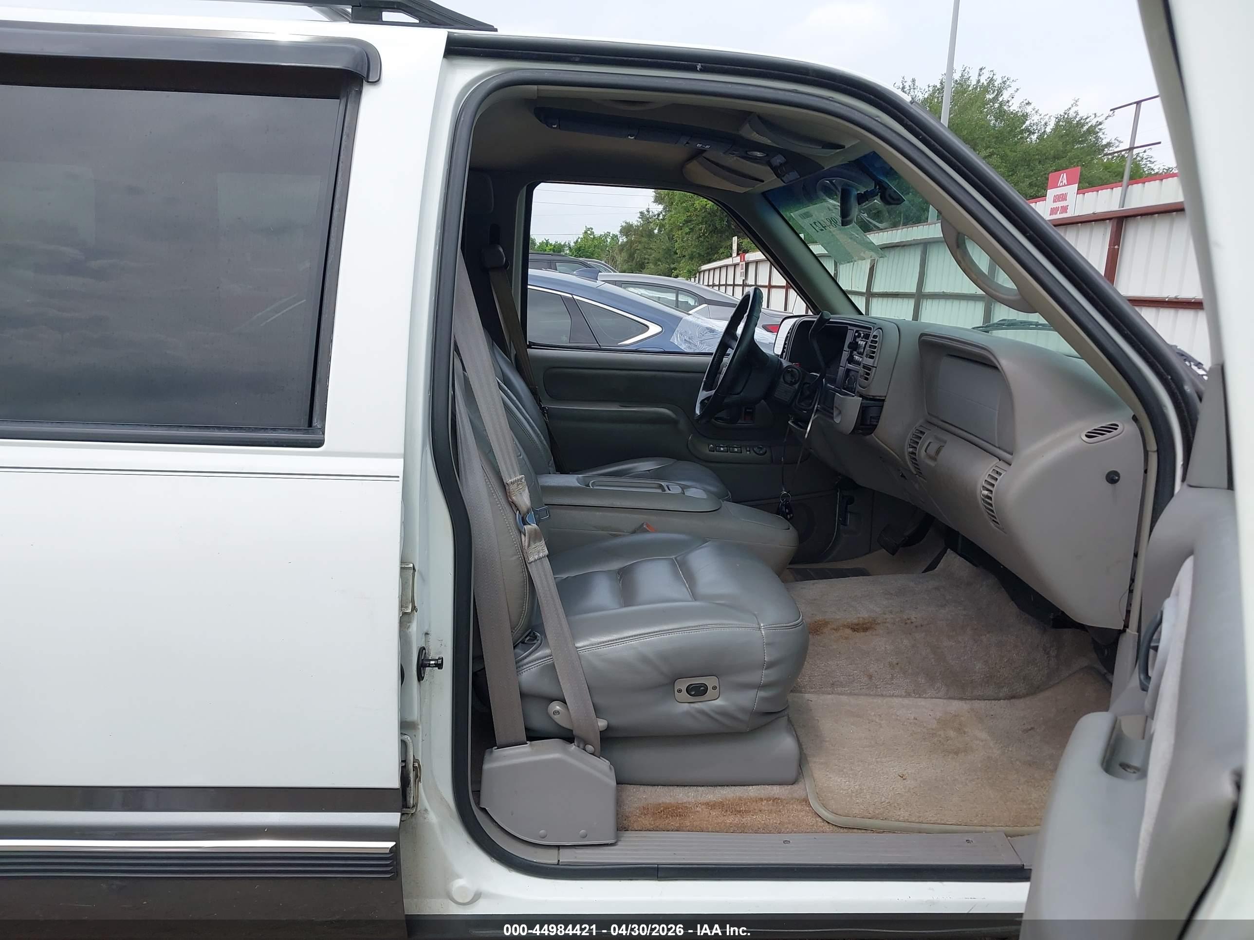 GMC SUBURBAN image 5