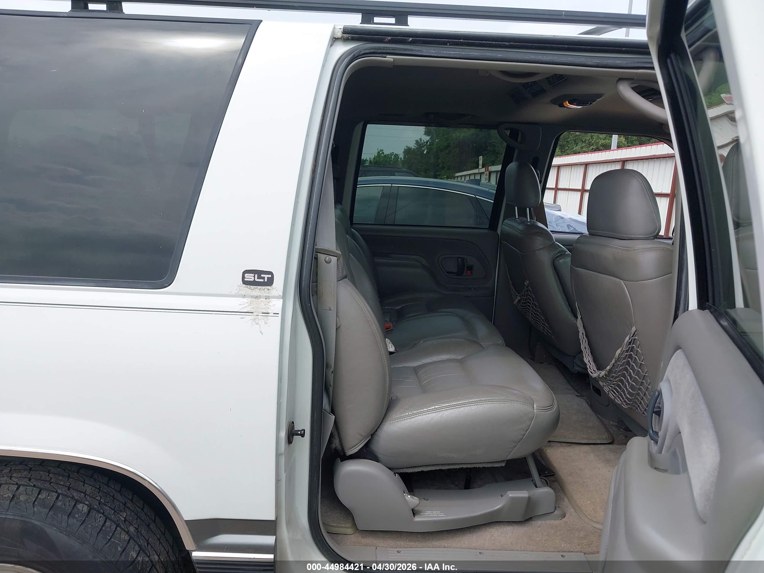 GMC SUBURBAN image 8